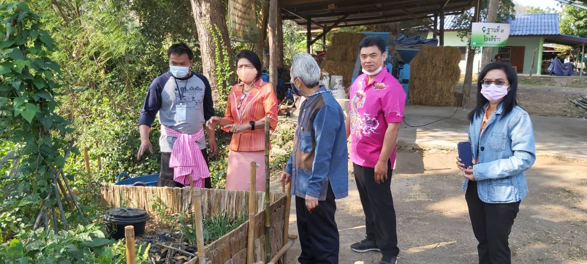 ? พัฒนาการจังหวัดราชบุรี นำทีมงานลงพื้นที่เยี่ยมเยียนให้กำลังใจศูนย์การเรียนรู้การปลูกผักสวนครัว เพื่อสร้างความมั่นคงทางอาหาร สู้ภัยโควิด-19