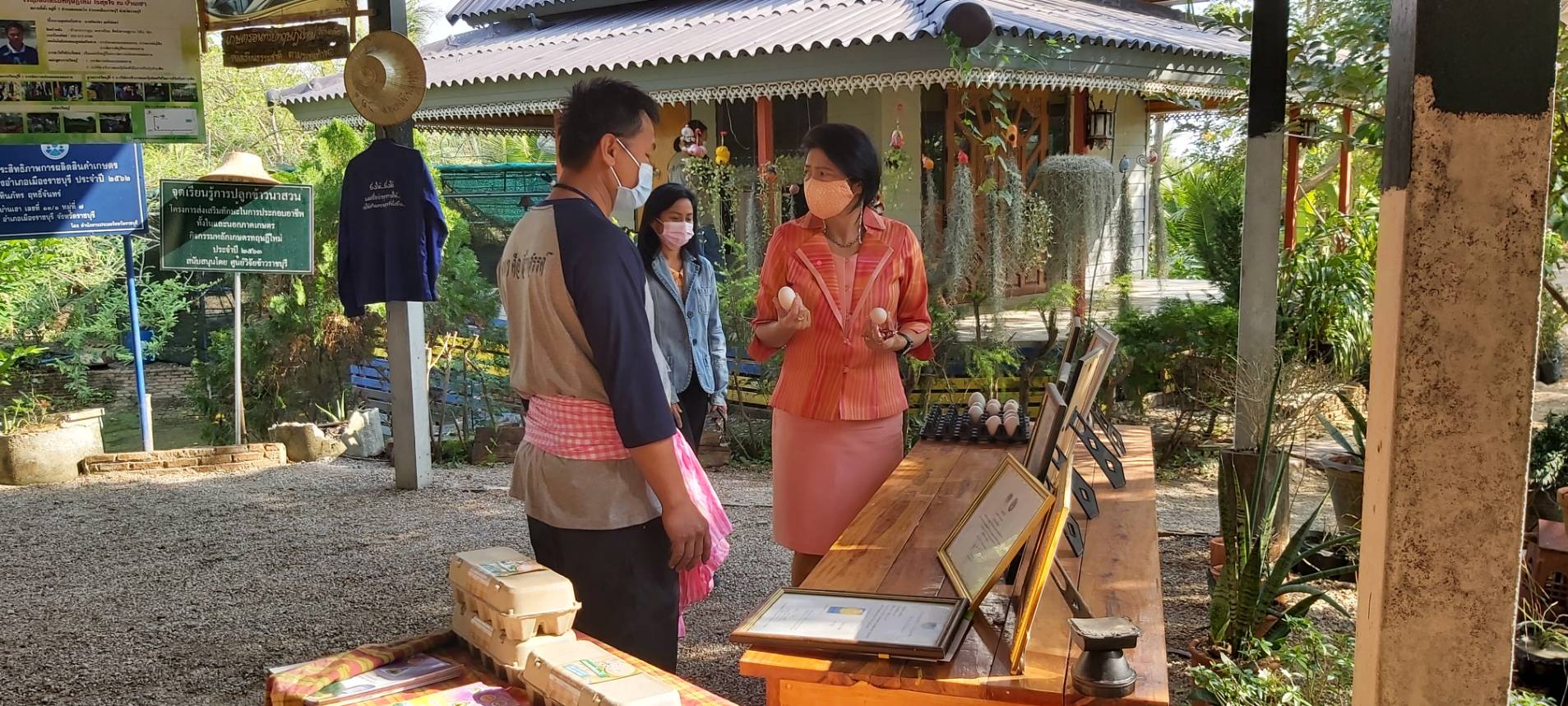 ? พัฒนาการจังหวัดราชบุรี นำทีมงานลงพื้นที่เยี่ยมเยียนให้กำลังใจศูนย์การเรียนรู้การปลูกผักสวนครัว เพื่อสร้างความมั่นคงทางอาหาร สู้ภัยโควิด-19