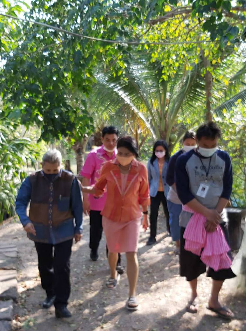 ? พัฒนาการจังหวัดราชบุรี นำทีมงานลงพื้นที่เยี่ยมเยียนให้กำลังใจศูนย์การเรียนรู้การปลูกผักสวนครัว เพื่อสร้างความมั่นคงทางอาหาร สู้ภัยโควิด-19