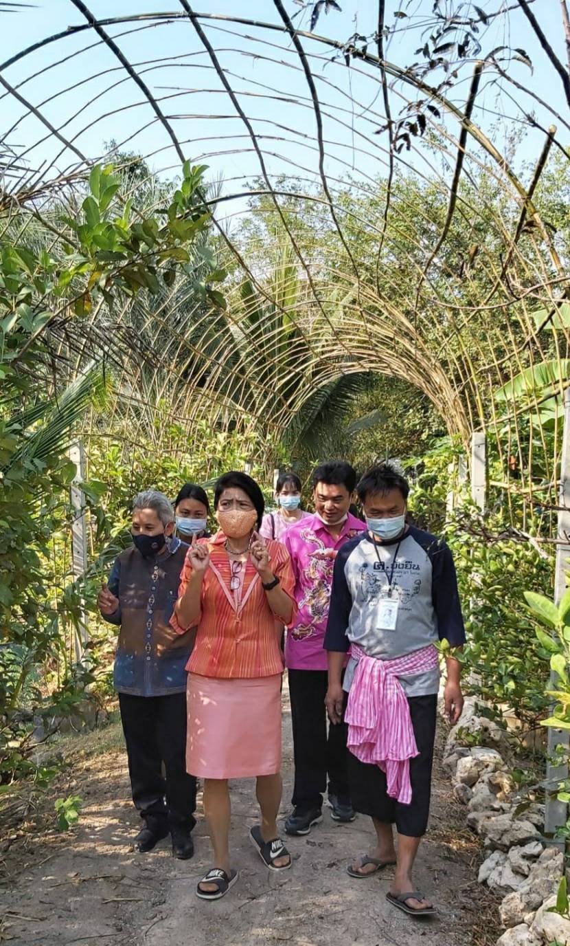 ? พัฒนาการจังหวัดราชบุรี นำทีมงานลงพื้นที่เยี่ยมเยียนให้กำลังใจศูนย์การเรียนรู้การปลูกผักสวนครัว เพื่อสร้างความมั่นคงทางอาหาร สู้ภัยโควิด-19