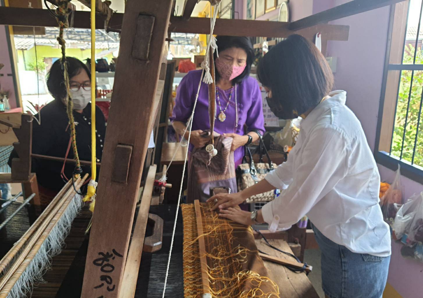 ? จังหวัดราชบุรี พัฒนาลายผ้า “ผ้ามัดหมี่ลายขอเจ้าฟ้าสิริวัณณวรีฯ” ให้สวยงามตามเอกลักษณ์ลายผ้าของราชบุรีโดย “กลุ่มผ้าทอคูบัว และกลุ่มณัฐธภาผ้าทอมือ”