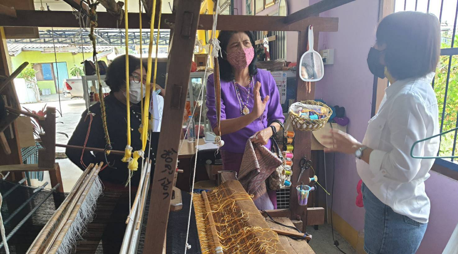 ? จังหวัดราชบุรี พัฒนาลายผ้า “ผ้ามัดหมี่ลายขอเจ้าฟ้าสิริวัณณวรีฯ” ให้สวยงามตามเอกลักษณ์ลายผ้าของราชบุรีโดย “กลุ่มผ้าทอคูบัว และกลุ่มณัฐธภาผ้าทอมือ”