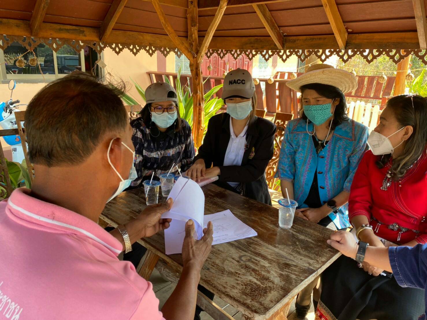 ? พช.ราชบุรี ร่วมกับคณะเจ้าหน้าที่สำนักงาน ป.ป.ช. ประจำจังหวัดราชบุรีและภาค ลงพื้นที่ตรวจเยี่ยมติดตาม ให้ข้อแนะนำการดำเนินโครงการพัฒนาพื้นที่ต้นแบบการพัฒนาคุณภาพชีวิตตามหลักทฤษฎีใหม่ ประยุกต์สู่ “โคก หนอง นา โมเดล” ให้ถูกต้อง โปร่งใส ตรวจสอบได้