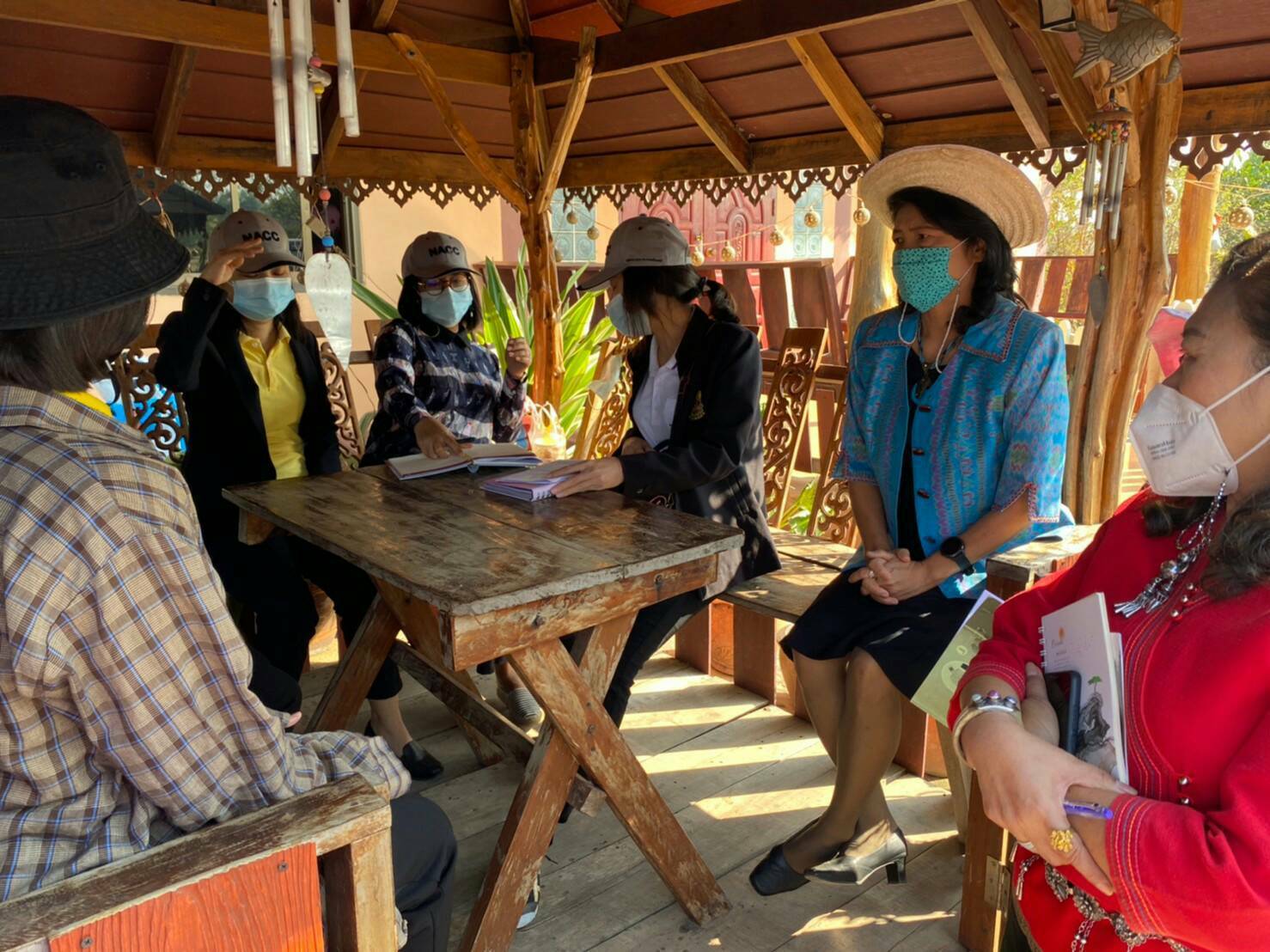 ? พช.ราชบุรี ร่วมกับคณะเจ้าหน้าที่สำนักงาน ป.ป.ช. ประจำจังหวัดราชบุรีและภาค ลงพื้นที่ตรวจเยี่ยมติดตาม ให้ข้อแนะนำการดำเนินโครงการพัฒนาพื้นที่ต้นแบบการพัฒนาคุณภาพชีวิตตามหลักทฤษฎีใหม่ ประยุกต์สู่ “โคก หนอง นา โมเดล” ให้ถูกต้อง โปร่งใส ตรวจสอบได้