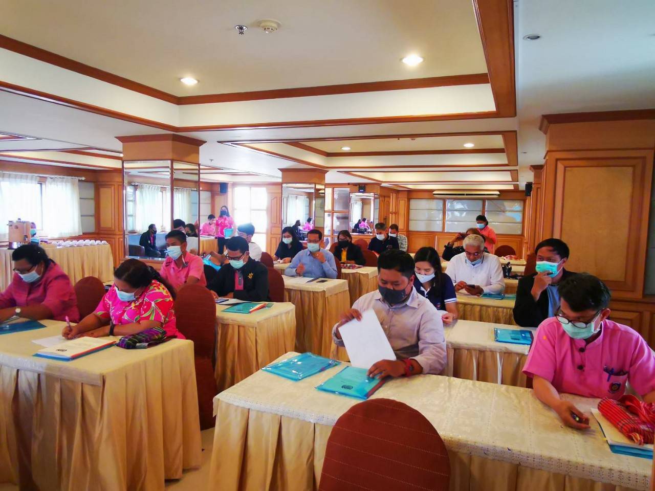 ? จังหวัดราชบุรี​ ลงพื้นที่ตรวจประเมินเพื่อคัดเลือกโครงการ 1 จังหวัด 1 ศูนย์เรียนรู้โครงการอันเนื่องมาจากพระราชดำริต้นแบบ ประจำปีงบประมาณ พ.ศ. 2564    ? วันอังคารที่​ 16 กุมภาพันธ์ 2564 เวลา 10.00 – 17.30​ นายไกรธวัช  ทินโสม ปลัดจังหวัดราชบุรี ประธานคณะกรรมการตรวจประเมินผลงานการคัดเลือกโครงการ 1 จังหวัด 1 ศูนย์การเรียนรู้โครงการอันเนื่องมาจากพระราชดำริต้นแบบ พร้อมด้วย นางยุพิน เศรษฐศักดาศิริ พัฒนาการจังหวัดราชบุรี คณะกรรมการตรวจประเมินระดับจังหวัดฯ ลงพื้นที่เพื่อตรวจประเมินผลงานศูนย์การเรียนรู้ฯ ระดับอำเภอ โดยมีประธานและคณะกรรมการศูนย์เรียนรู้ฯ หน่วยงานที่เกี่ยวข้องและประชาชนเข้าร่วมประเมิน โดยมีวัตถุประสงค์ เพื่อพิจารณาคัดเลือกศูนย์การเรียนรู้โครงการ 1 จังหวัด 1 ศูนย์การเรียนรู้โครงการอันเนื่องมาจากพระราชดำริต้นแบบ ประจำปี พ.ศ. 2564 โดยคณะกรรมการฯ ได้ลงพื้นที่ อำเภอสวนผึ้ง และ อำเภอบ้านคา ในการตรวจประเมินศูนย์เรียนรู้ จำนวน 2 แห่ง ได้แก่      1. ศูนย์การเรียนรู้เศรษฐกิจพอเพียง บ้านตะโกล่าง หมู่ที่ 8 ตำบลสวนผึ้ง อำเภอสวนผึ้ง จังหวัดราชบุรี      2. ไร่ฐิติ ธ. อรุณ หมู่ที่ 11 ตำบลบ้านคา อำเภอบ้านคา จังหวัดราชบุรี    ? กรมการปกครองกำหนดให้อำเภอ 838 แห่งทั่วประเทศ จัดตั้งศูนย์การเรียนรู้ โครงการอันเนื่องมาจากพระราชดำริ ระดับอำเภอ เพื่อเป็นศูนย์ถ่ายทอดองค์ความรู้ในการขยายผลโครงการอันเนื่องมาจากพระราชดำริ หลักการทรงงานของพระบาทสมเด็จพระบรมชนกาธิเบศร มหาภูมิพลอดุลยเดชมหาราช บรมนาถบพิตร และหลักปรัชญาของเศรษฐกิจพอเพียงไปสู่ประชาชนในพื้นที่เพื่อให้ประชาชนนำแนวคิดและหลักปฏิบัติไปปรับใช้ในชีวิตประจำวัน เพื่อให้การขับเคลื่อนขยายผลศูนย์เรียนรู้โครงการอันเนื่องมาจากพระราชดำริระดับอำเภอมีผลการดำเนินงานเป็นรูปธรรมมากขึ้นเกิดประโยชน์ต่อประชาชนในพื้นที่สอดคล้องกับนโยบายรัฐบาลในด้านการปกป้องและเชิดชูสถาบันพระมหากษัตริย์     ?️ การลงพื้นที่ในครั้งนี้ ได้ถือปฏิบัติตามมาตรการป้องกันการแพร่ระบาดของโรคติดเชื้อไวรัสโคโรนา 2019 (COVID – 19) โดยเคร่งครัด