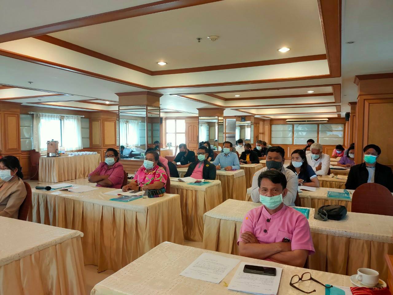 ? จังหวัดราชบุรี​ ลงพื้นที่ตรวจประเมินเพื่อคัดเลือกโครงการ 1 จังหวัด 1 ศูนย์เรียนรู้โครงการอันเนื่องมาจากพระราชดำริต้นแบบ ประจำปีงบประมาณ พ.ศ. 2564    ? วันอังคารที่​ 16 กุมภาพันธ์ 2564 เวลา 10.00 – 17.30​ นายไกรธวัช  ทินโสม ปลัดจังหวัดราชบุรี ประธานคณะกรรมการตรวจประเมินผลงานการคัดเลือกโครงการ 1 จังหวัด 1 ศูนย์การเรียนรู้โครงการอันเนื่องมาจากพระราชดำริต้นแบบ พร้อมด้วย นางยุพิน เศรษฐศักดาศิริ พัฒนาการจังหวัดราชบุรี คณะกรรมการตรวจประเมินระดับจังหวัดฯ ลงพื้นที่เพื่อตรวจประเมินผลงานศูนย์การเรียนรู้ฯ ระดับอำเภอ โดยมีประธานและคณะกรรมการศูนย์เรียนรู้ฯ หน่วยงานที่เกี่ยวข้องและประชาชนเข้าร่วมประเมิน โดยมีวัตถุประสงค์ เพื่อพิจารณาคัดเลือกศูนย์การเรียนรู้โครงการ 1 จังหวัด 1 ศูนย์การเรียนรู้โครงการอันเนื่องมาจากพระราชดำริต้นแบบ ประจำปี พ.ศ. 2564 โดยคณะกรรมการฯ ได้ลงพื้นที่ อำเภอสวนผึ้ง และ อำเภอบ้านคา ในการตรวจประเมินศูนย์เรียนรู้ จำนวน 2 แห่ง ได้แก่      1. ศูนย์การเรียนรู้เศรษฐกิจพอเพียง บ้านตะโกล่าง หมู่ที่ 8 ตำบลสวนผึ้ง อำเภอสวนผึ้ง จังหวัดราชบุรี      2. ไร่ฐิติ ธ. อรุณ หมู่ที่ 11 ตำบลบ้านคา อำเภอบ้านคา จังหวัดราชบุรี    ? กรมการปกครองกำหนดให้อำเภอ 838 แห่งทั่วประเทศ จัดตั้งศูนย์การเรียนรู้ โครงการอันเนื่องมาจากพระราชดำริ ระดับอำเภอ เพื่อเป็นศูนย์ถ่ายทอดองค์ความรู้ในการขยายผลโครงการอันเนื่องมาจากพระราชดำริ หลักการทรงงานของพระบาทสมเด็จพระบรมชนกาธิเบศร มหาภูมิพลอดุลยเดชมหาราช บรมนาถบพิตร และหลักปรัชญาของเศรษฐกิจพอเพียงไปสู่ประชาชนในพื้นที่เพื่อให้ประชาชนนำแนวคิดและหลักปฏิบัติไปปรับใช้ในชีวิตประจำวัน เพื่อให้การขับเคลื่อนขยายผลศูนย์เรียนรู้โครงการอันเนื่องมาจากพระราชดำริระดับอำเภอมีผลการดำเนินงานเป็นรูปธรรมมากขึ้นเกิดประโยชน์ต่อประชาชนในพื้นที่สอดคล้องกับนโยบายรัฐบาลในด้านการปกป้องและเชิดชูสถาบันพระมหากษัตริย์     ?️ การลงพื้นที่ในครั้งนี้ ได้ถือปฏิบัติตามมาตรการป้องกันการแพร่ระบาดของโรคติดเชื้อไวรัสโคโรนา 2019 (COVID – 19) โดยเคร่งครัด