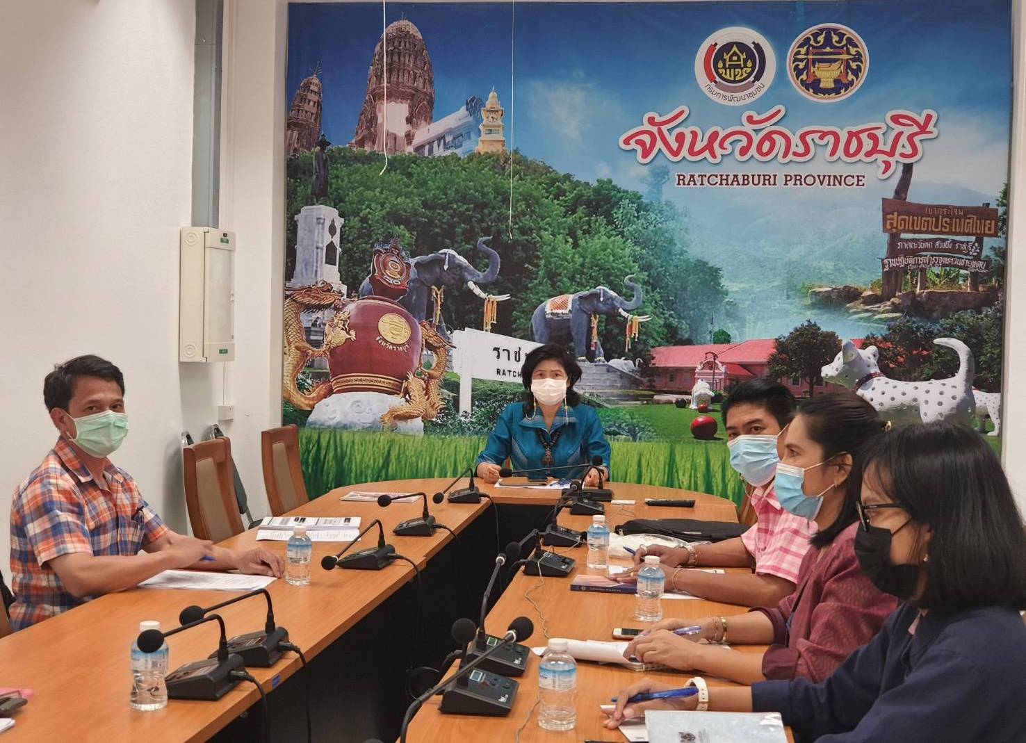 พจ.ราชบุรี พร้อมทีมงาน ร่วมรับฟังการประชุมกรมการพัฒนาชุมชน ครั้งที่ 2/2564 ผ่านระบบวีดิทัศน์ทางไกล (Video Conference) และระบบ TV พช.