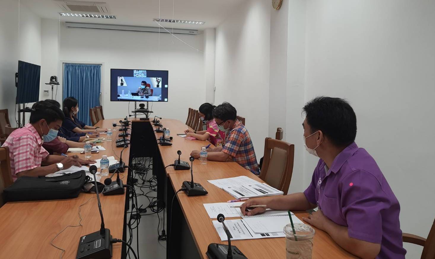 พจ.ราชบุรี พร้อมทีมงาน ร่วมรับฟังการประชุมกรมการพัฒนาชุมชน ครั้งที่ 2/2564 ผ่านระบบวีดิทัศน์ทางไกล (Video Conference) และระบบ TV พช.