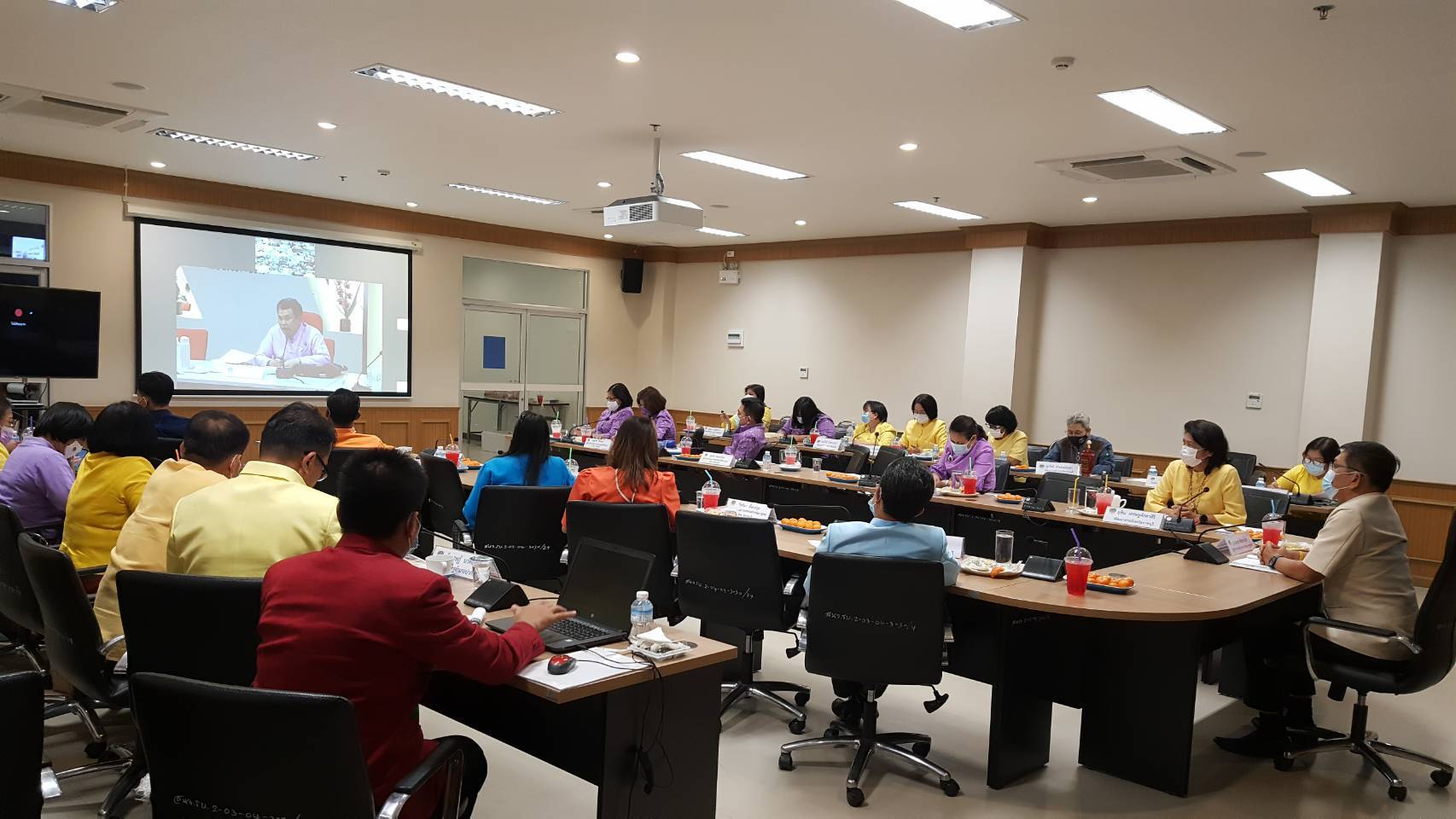 พช.ราชบุรี ร่วมรับฟังการประชุมเพื่อซักซ้อมความเข้าใจการดำเนินงานโครงการพัฒนาพื้นที่ต้นแบบการพัฒนาคุณภาพชีวิตตามหลักทฤษฎีใหม่ ประยุกต์สู่ “โคก หนอง นา โมเดล” ผ่านระบบวีดิทัศน์ทางไกล Video Conference