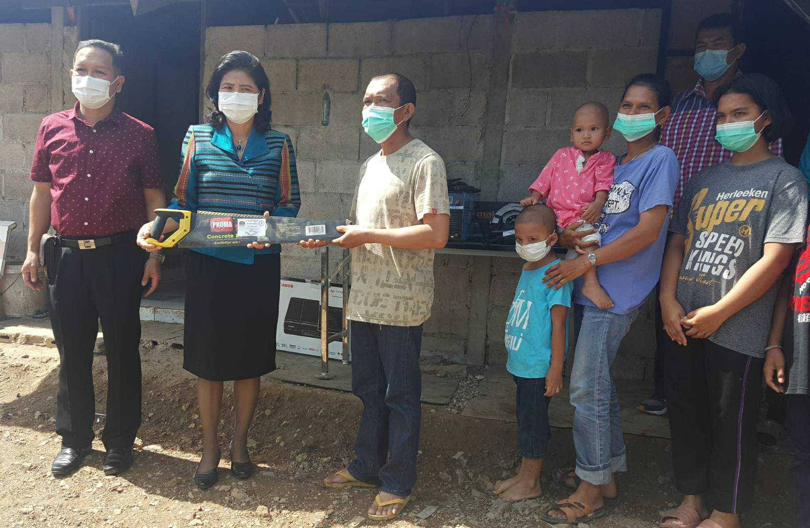 พช.ราชบุรี ร่วมกับอำเภอปากท่อ และมูลนิธิป่อเต็กตึ๊ง  มอบวัสดุอุปกรณ์สนับสนุนการพัฒนาอาชีพแก่ครัวเรือนยากจน ภายใต้บันทึกข้อตกลงความร่วมมือในการแก้ไขปัญหาความยากจนเชิงบูรณาการ