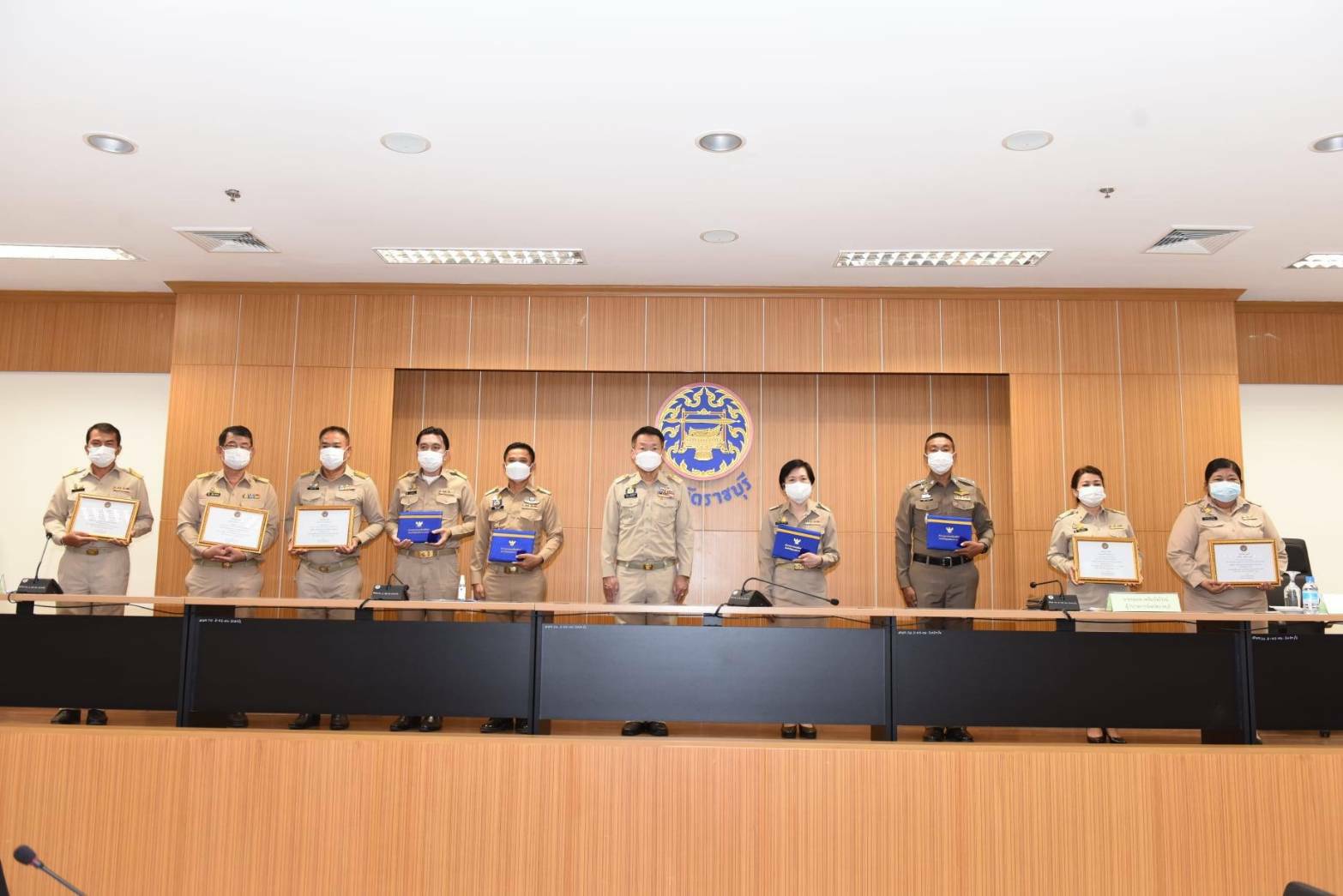 จังหวัดราชบุรีจัด “พิธีมอบเกียรติบัตรแก่ข้าราชการพลเรือนดีเด่น ประจำปี พ.ศ. 2563”