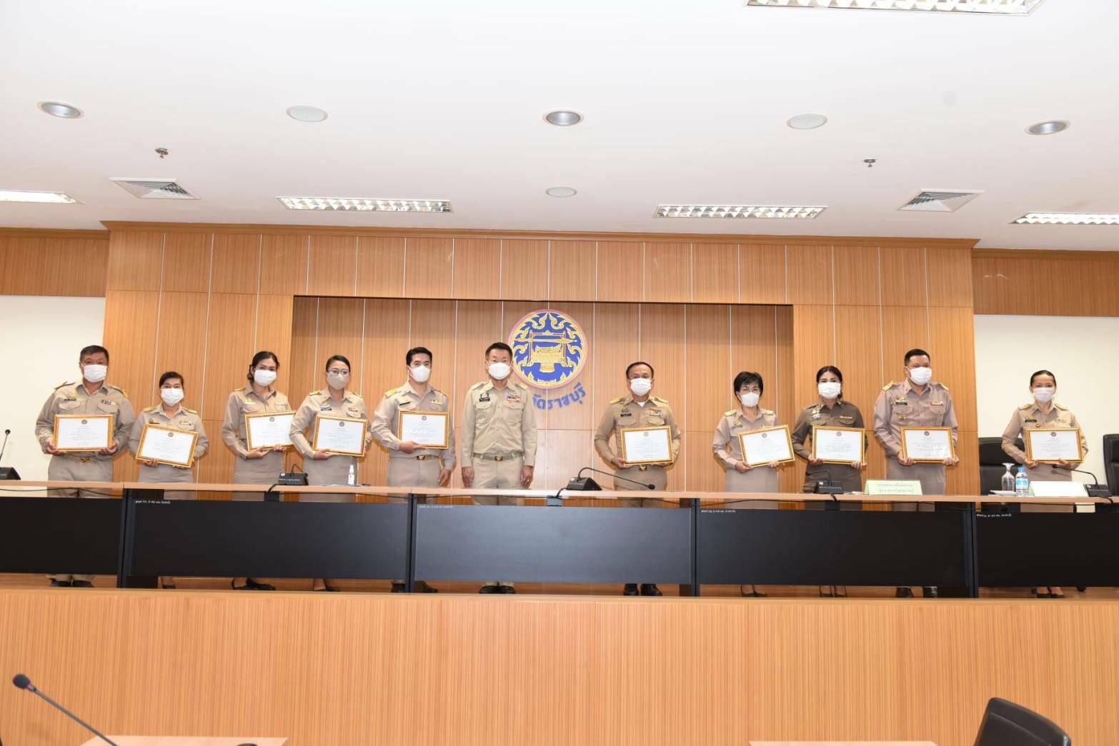 จังหวัดราชบุรีจัด “พิธีมอบเกียรติบัตรแก่ข้าราชการพลเรือนดีเด่น ประจำปี พ.ศ. 2563”