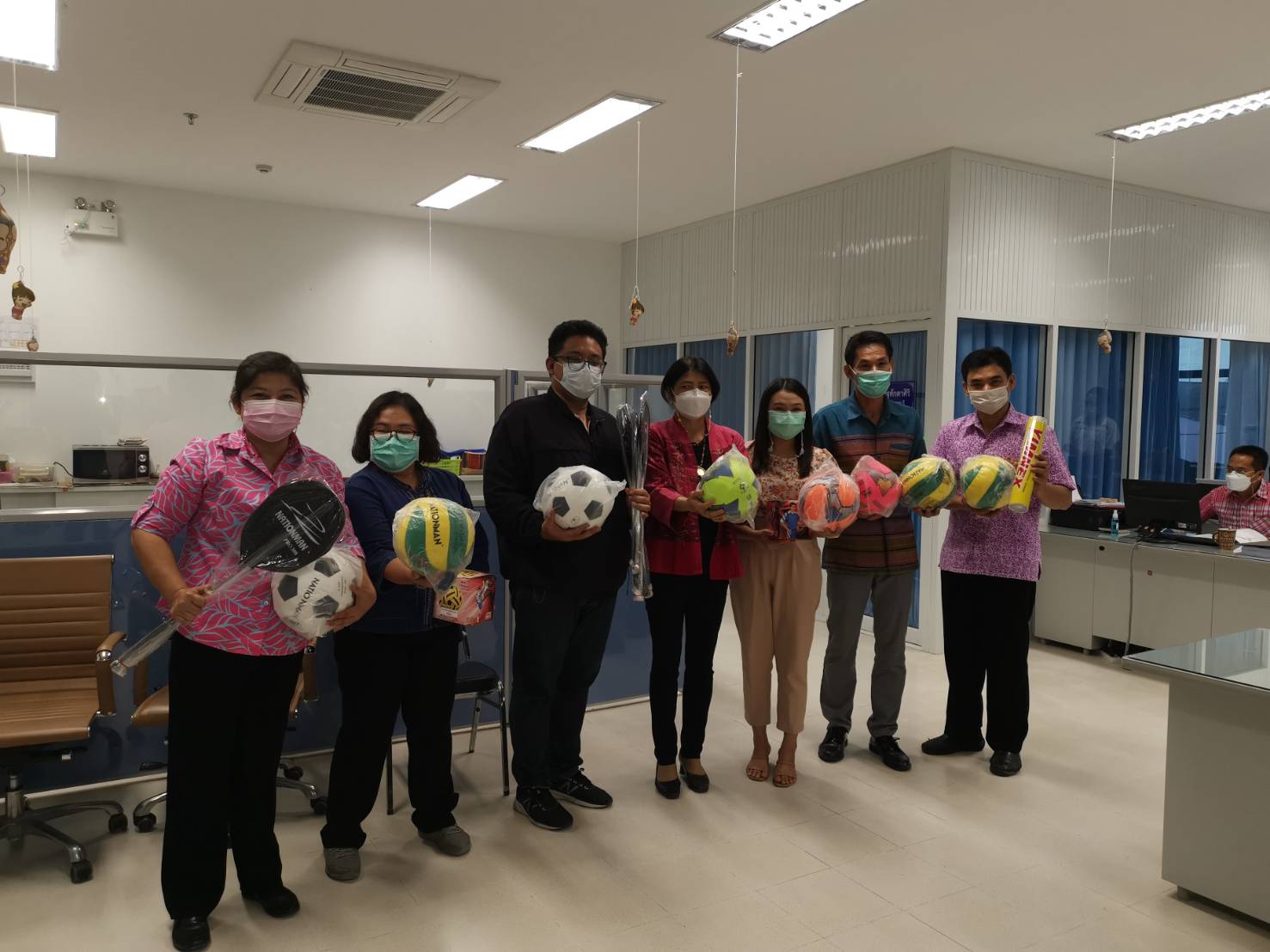 ? พช.ราชบุรี รับมอบอุปกรณ์กีฬาเพื่อสนับสนุนการดำเนินงานป้องกันปัญหายาเสพติดของกองทุนแม่ของแผ่นดิน