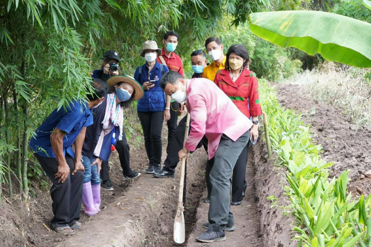 ?‘อธิบดีพช.’ เยี่ยมชมต้นแบบความสำเร็จ โคก หนอง นา พช. ไร่สุขพ่วง ขยายความสุขสู่ชุมชน
