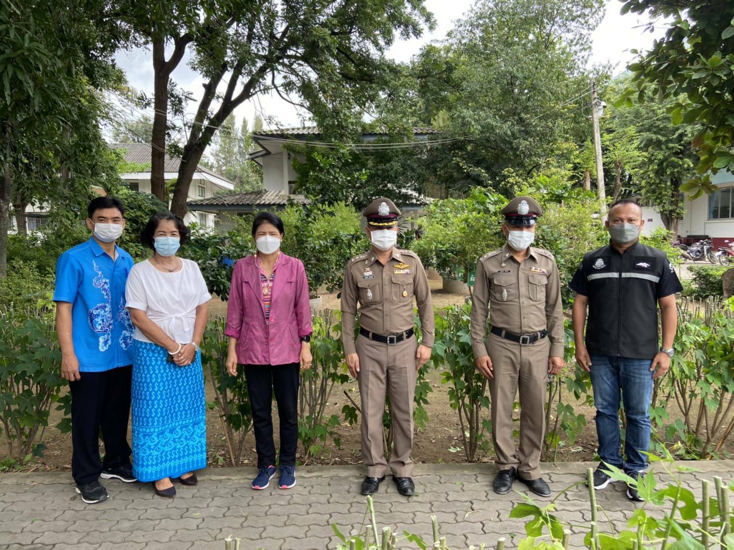 ? พช.ราชบุรี เยี่ยมชมแปลงผัก บุคคลต้นแบบและเชิดชูเกียรติการขับเคลื่อนแผนปฏิบัติการ๙๐วัน” ปลูกผักสวนครัว โรงพักตำรวจ