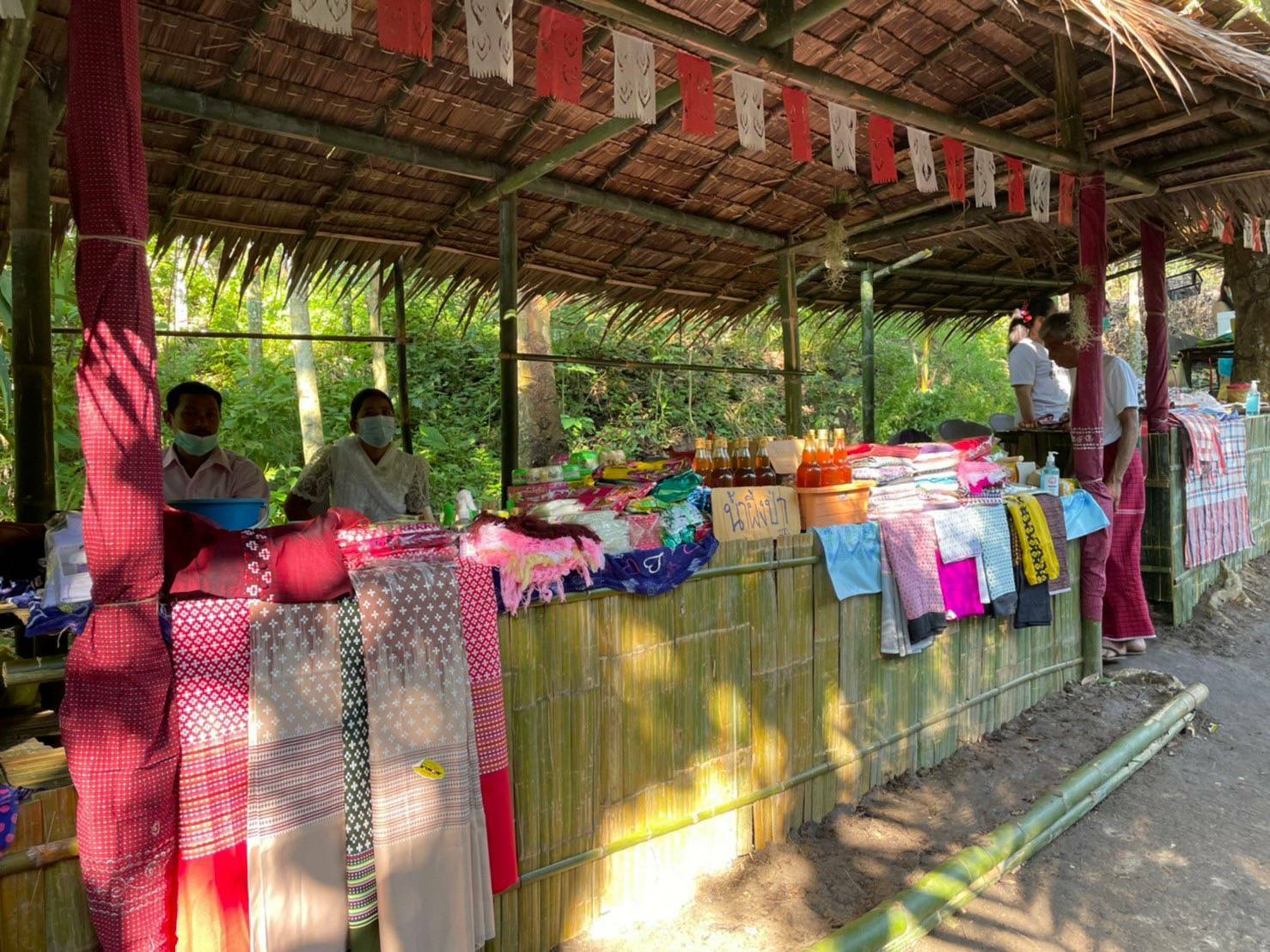 ?รองอธิบดีกรมการพัฒนาชุมชน ลงเยี่ยมให้กำลังใจ หมู่บ้านชุมชนท่องเที่ยว otop นวัตวิถี อำเภอสวนผึ้ง (แม่กำปอง 2) ? ?