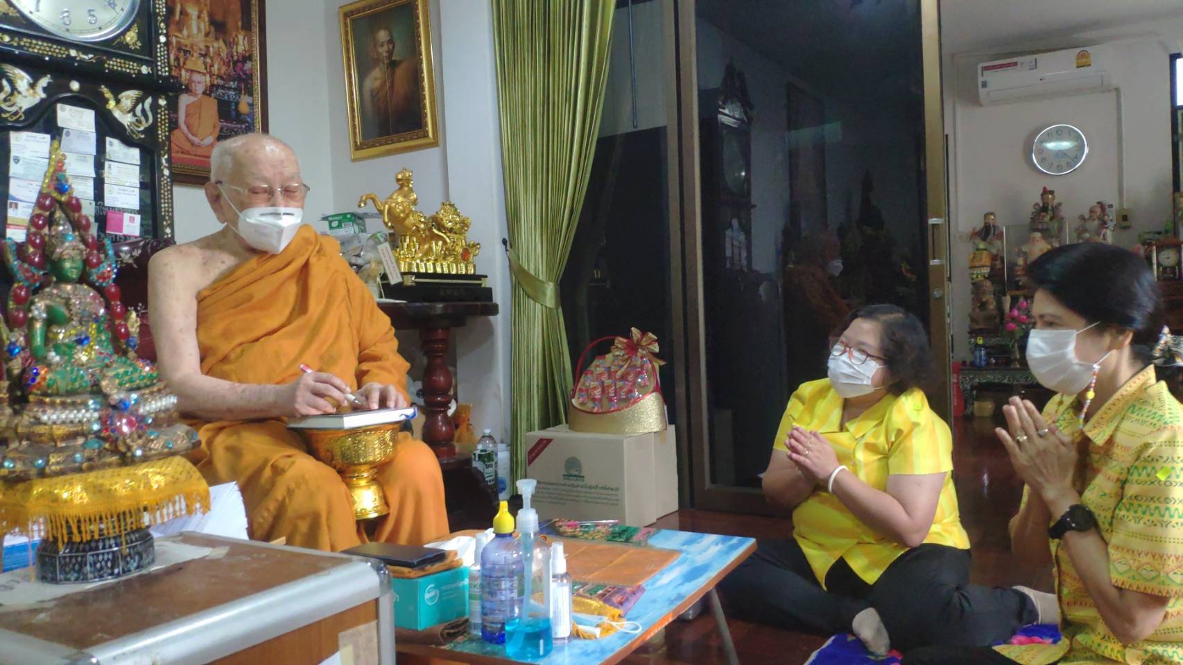 ? พช.ราชบุรี เข้ากราบนมัสการพระเกจิอาจารย์ประกอบพิธีเมตตาจารแผ่นเงิน แผ่นทองแดง และแผ่นทองเหลือง เพื่อเป็นสิริมงคลและนำไปใช้จัดสร้าง “พระพุทธพัฒนปชานาถ” เนื่องในโอกาส ครบรอบ 60 ปี แห่งการสถาปนา กรมการพัฒนาชุมชน