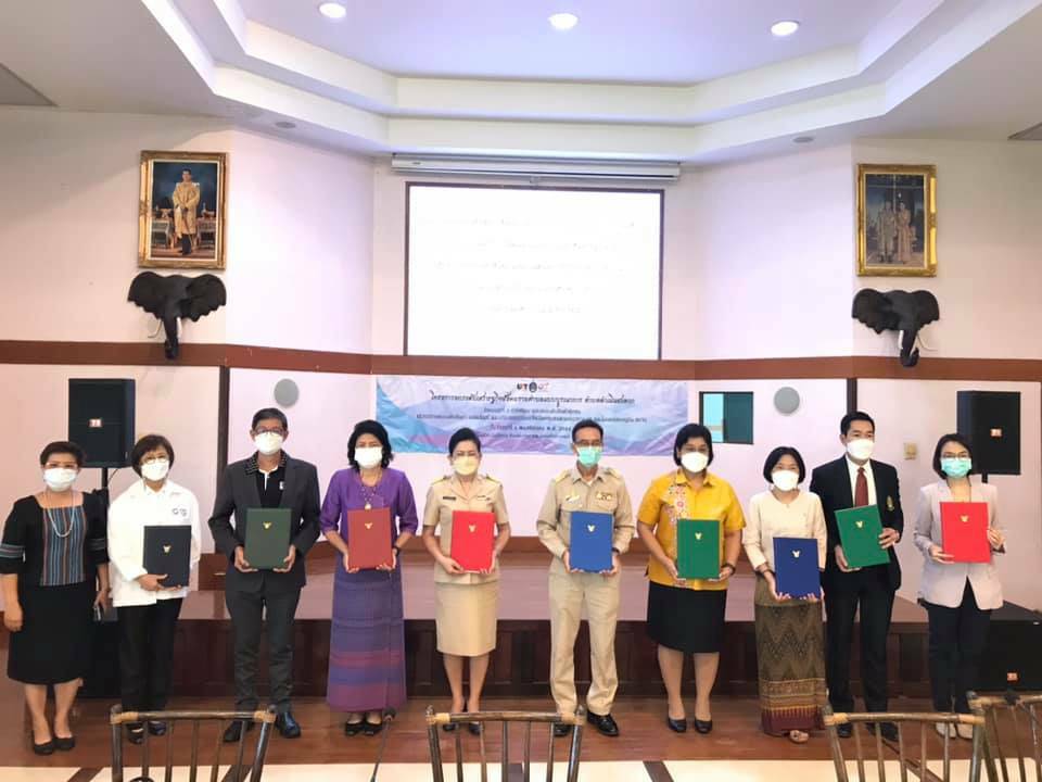 ?พช.ราชบุรี ร่วมลงนามบันทึกข้อตกลงความร่วมมือขับเคลื่อนโครงการยกระดับเศรษฐกิจสังคมรายตำบลแบบบูรณาการ ตำบลดำเนินสะดวก กิจกรรมการพัฒนาและยกระดับสินค้าชุมชน เสวนาการยกระดับสินค้า ผลิตภัณฑ์ และบริการการท่องเที่ยวโดยชุมชนตามแนวทาง 5F และโมเดลเศรษฐกิจ BCG