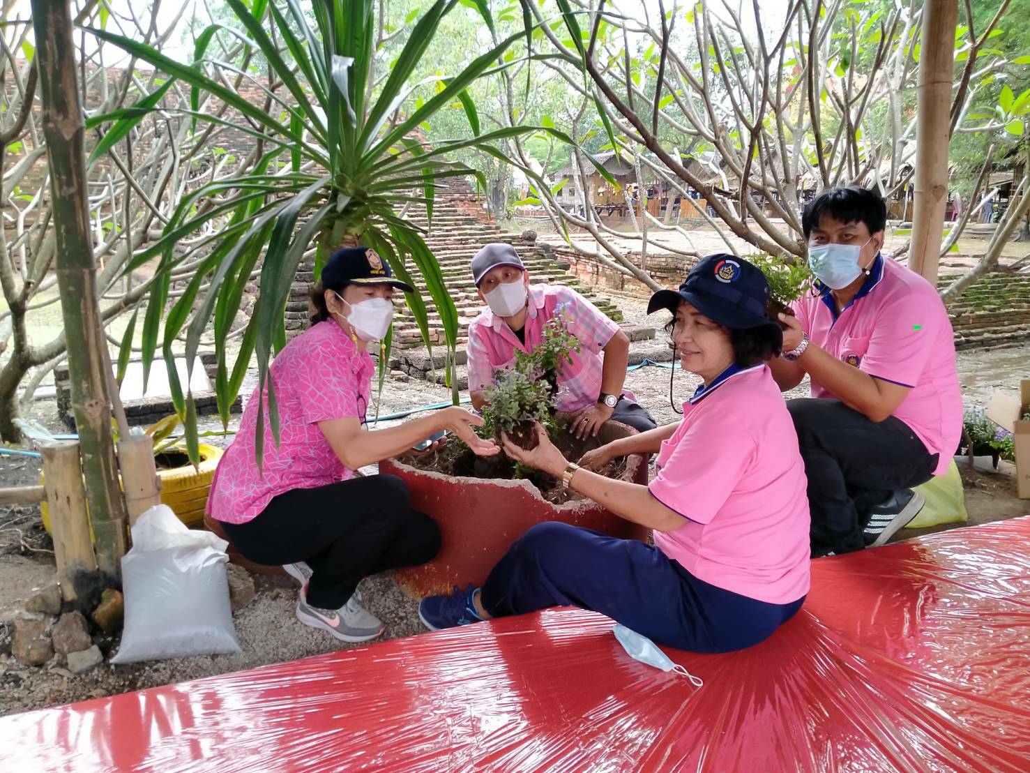 ?  พช.ราชบุรี รวมพลังจัดกิจกรรม จิตอาสาพัฒนาชุมชนปฏิบัติภารกิจเตรียมความพร้อมสถานที่กาดวิถีชุมชนคูบัว ในการรับเสด็จ พลเอกหญิง ศาสตราจารย์เกียรติคุณ สมเด็จพระกนิษฐาธิราชเจ้า กรมสมเด็จพระเทพรัตนราชสุดา ฯ สยามบรมราชกุมารี