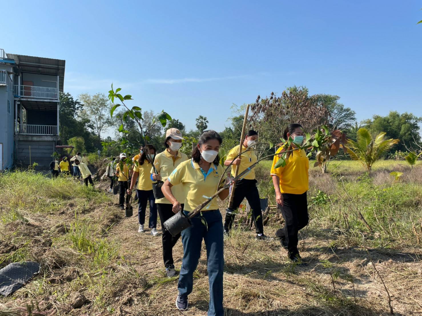 ?ผู้ว่าราชการจังหวัดราชบุรี นำทัพจิตอาสาพัฒนาชุมชน ปลูกต้นไม้ ป่า 3 อย่าง ประโยชน์ 4 อย่าง เนื่องใน “วันดินโลก” (World Soil Day)