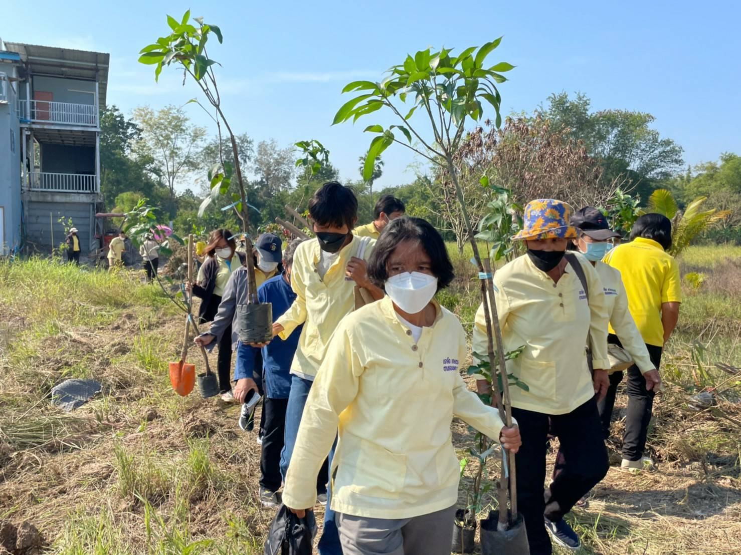 ?ผู้ว่าราชการจังหวัดราชบุรี นำทัพจิตอาสาพัฒนาชุมชน ปลูกต้นไม้ ป่า 3 อย่าง ประโยชน์ 4 อย่าง เนื่องใน “วันดินโลก” (World Soil Day)