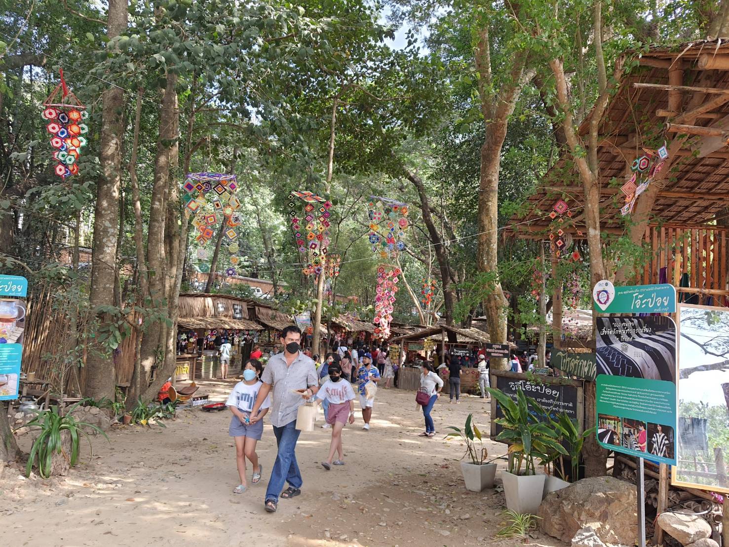 ?เปิดแล้วตลาดโอ๊ะป่อย สวนผึ้งหลังปิดนานจากสถานการณ์โรคโควิด-19