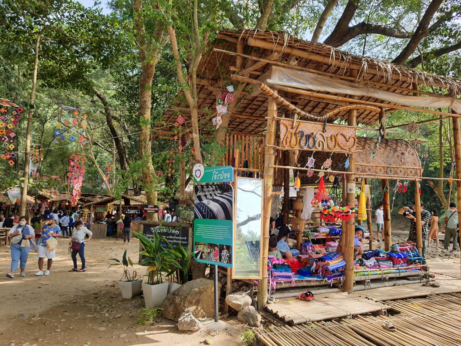 ?เปิดแล้วตลาดโอ๊ะป่อย สวนผึ้งหลังปิดนานจากสถานการณ์โรคโควิด-19