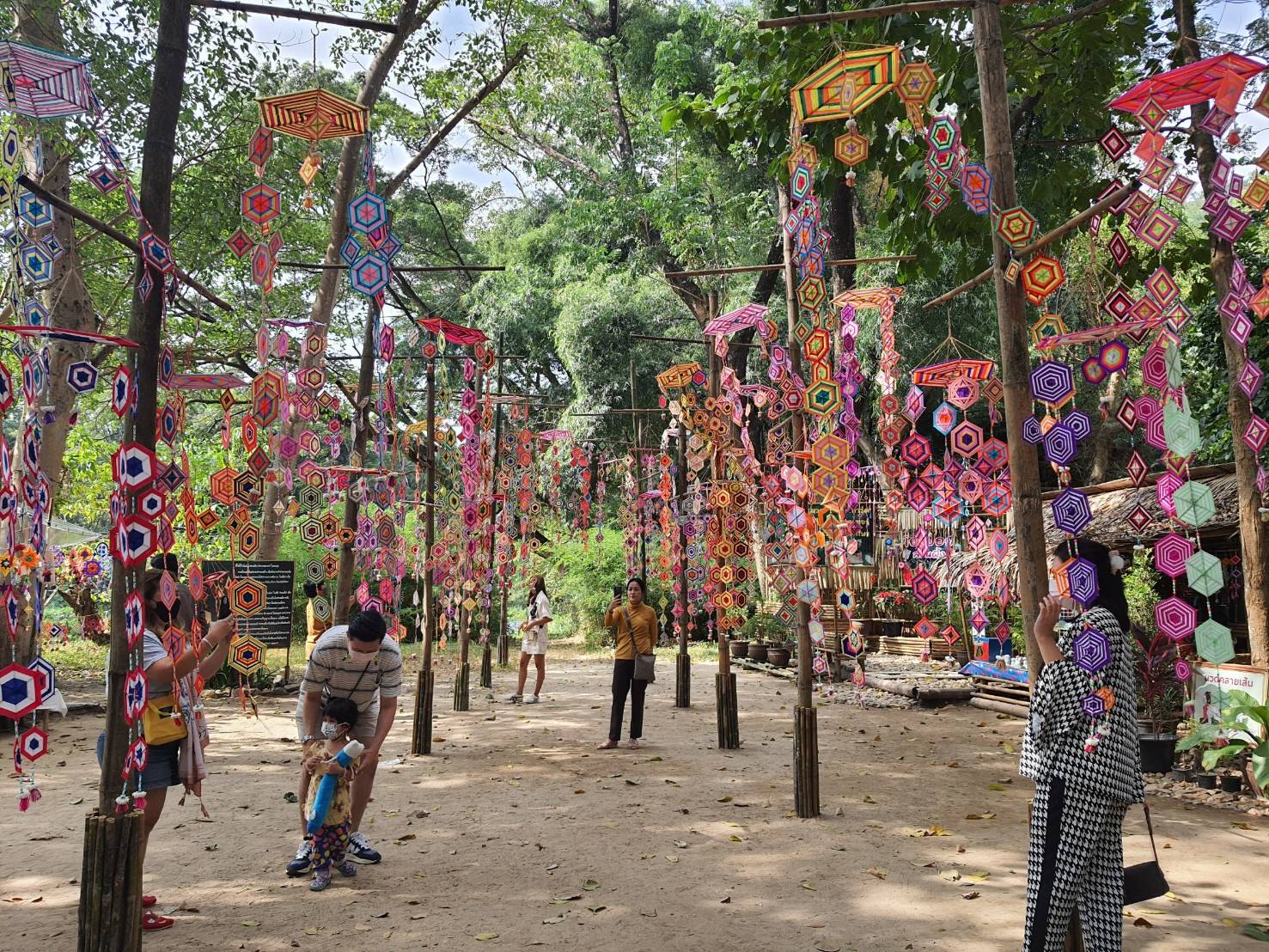 ?เปิดแล้วตลาดโอ๊ะป่อย สวนผึ้งหลังปิดนานจากสถานการณ์โรคโควิด-19