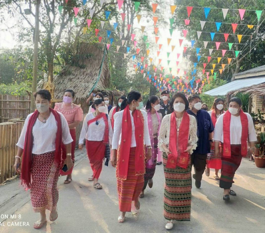 ?จังหวัดราชบุรี เปิดหมู่บ้าน OTOP นวัติวิถี ส่งเสริมท่องเที่ยวชุมชน กระตุ้นเศรษฐกิจฐานราก (บ้านมอญห้วยน้ำใส) หมู่ที่ 3 ตำบลสวนผึ้ง อำเภอสวนผึ้ง จังหวัดราชบุรี ตามโครงการส่งเสริมกระบวนการพัฒนาเศรษฐกิจฐานรากชุมชนท่องเที่ยวด้วยแนวคิดการจัดกิจกรรมส่งเสริมการเรียนรู้ที่นักท่องเที่ยวลงมือปฏิบัติ (D-HOPE)  ? ?