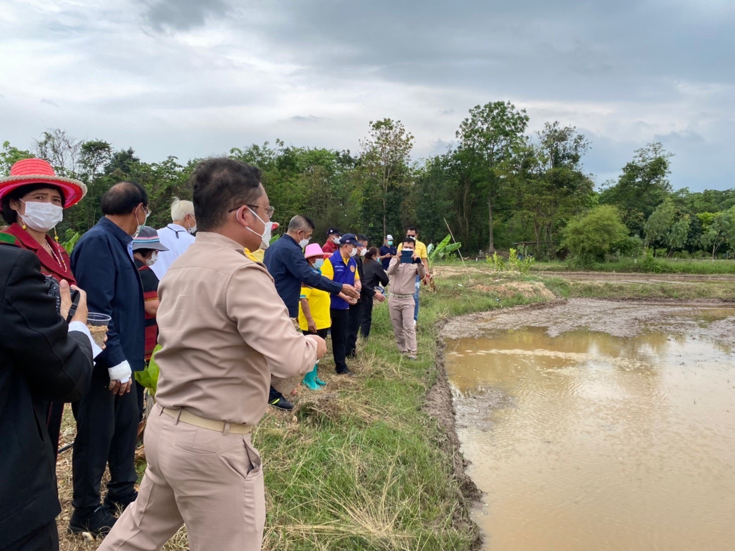 ?จังหวัดราชบุรี-พช.ราชบุรี ร่วมต้อนรับ การทัศนศึกษาดูงาน ของคณะกรรมาธิการและคณะอนุกรรมาธิการติดตามการใช้จ่ายเงินกู้ตามพระราชกำหนดให้อำนาจกระทรวงการคลังกู้เงิน เพื่อแก้ไขปัญหา เยียวยา และฟื้นฟูเศรษฐกิจ และสังคมที่ได้รับผลกระทบจากการระบาดของโรคติดเชื้อไวรัสโคโรนา 2019 พ.ศ. 2563