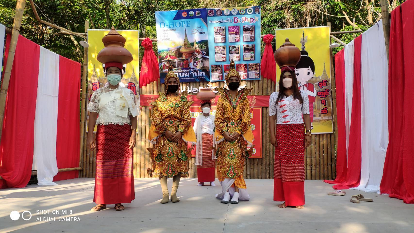 ?จังหวัดราชบุรี เปิดหมู่บ้าน OTOP นวัติวิถี ส่งเสริมท่องเที่ยวชุมชน กระตุ้นเศรษฐกิจฐานราก (บ้านมอญห้วยน้ำใส) หมู่ที่ 3 ตำบลสวนผึ้ง อำเภอสวนผึ้ง จังหวัดราชบุรี ตามโครงการส่งเสริมกระบวนการพัฒนาเศรษฐกิจฐานรากชุมชนท่องเที่ยวด้วยแนวคิดการจัดกิจกรรมส่งเสริมการเรียนรู้ที่นักท่องเที่ยวลงมือปฏิบัติ (D-HOPE)  ? ?