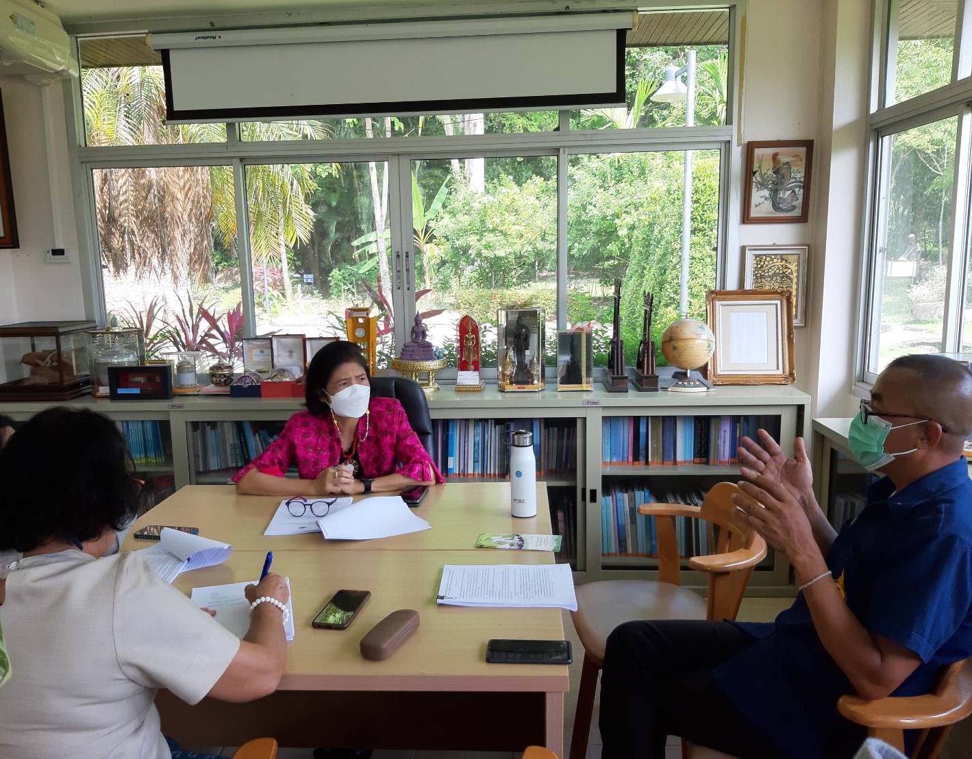 ? พช.ราชบุรี เดินหน้าขยายผลการดำเนินงานตามแนวพระราชดำริฯ ร่วมกับอุทยานธรรมชาติวิทยาอันเนื่องมาจากพระราชดำริ สมเด็จพระกนิษฐาธิราชเจ้า กรมสมเด็จพระเทพรัตนราชสุดาฯ สยามบรมราชกุมารี ในการเตรียมความพร้อมเพื่อขับเคลื่อนโครงการ 9;10 ปฏิบัติบูชา “สืบสาน รักษา ต่อยอด” แนวพระราชดำริ ประจำปี 2565