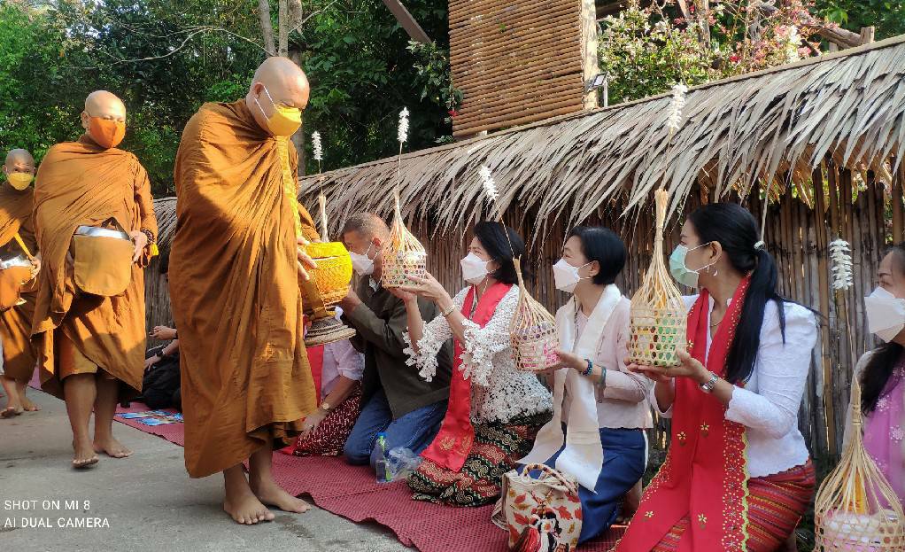 ?จังหวัดราชบุรี เปิดหมู่บ้าน OTOP นวัติวิถี ส่งเสริมท่องเที่ยวชุมชน กระตุ้นเศรษฐกิจฐานราก (บ้านมอญห้วยน้ำใส) หมู่ที่ 3 ตำบลสวนผึ้ง อำเภอสวนผึ้ง จังหวัดราชบุรี ตามโครงการส่งเสริมกระบวนการพัฒนาเศรษฐกิจฐานรากชุมชนท่องเที่ยวด้วยแนวคิดการจัดกิจกรรมส่งเสริมการเรียนรู้ที่นักท่องเที่ยวลงมือปฏิบัติ (D-HOPE)  ? ?