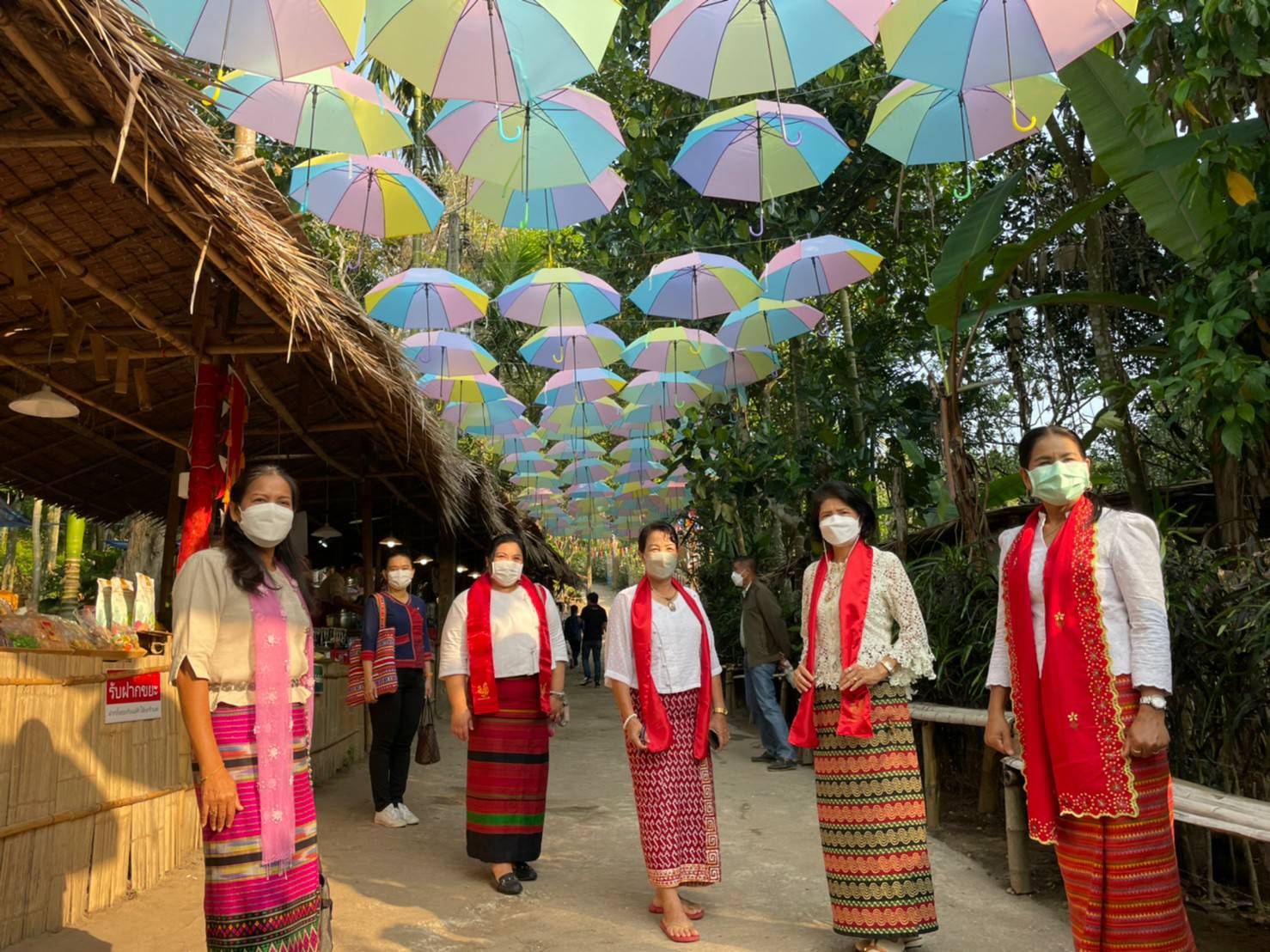 ?จังหวัดราชบุรี เปิดหมู่บ้าน OTOP นวัติวิถี ส่งเสริมท่องเที่ยวชุมชน กระตุ้นเศรษฐกิจฐานราก (บ้านมอญห้วยน้ำใส) หมู่ที่ 3 ตำบลสวนผึ้ง อำเภอสวนผึ้ง จังหวัดราชบุรี ตามโครงการส่งเสริมกระบวนการพัฒนาเศรษฐกิจฐานรากชุมชนท่องเที่ยวด้วยแนวคิดการจัดกิจกรรมส่งเสริมการเรียนรู้ที่นักท่องเที่ยวลงมือปฏิบัติ (D-HOPE)  ? ?