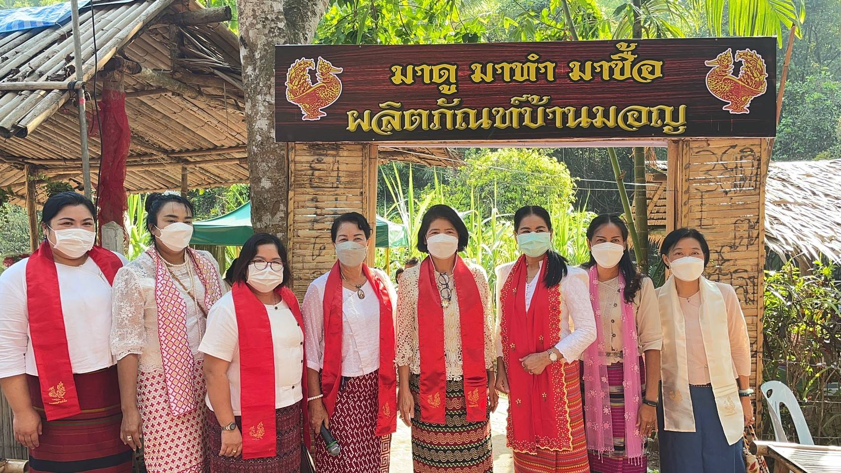 ?จังหวัดราชบุรี เปิดหมู่บ้าน OTOP นวัติวิถี ส่งเสริมท่องเที่ยวชุมชน กระตุ้นเศรษฐกิจฐานราก (บ้านมอญห้วยน้ำใส) หมู่ที่ 3 ตำบลสวนผึ้ง อำเภอสวนผึ้ง จังหวัดราชบุรี ตามโครงการส่งเสริมกระบวนการพัฒนาเศรษฐกิจฐานรากชุมชนท่องเที่ยวด้วยแนวคิดการจัดกิจกรรมส่งเสริมการเรียนรู้ที่นักท่องเที่ยวลงมือปฏิบัติ (D-HOPE)  ? ?