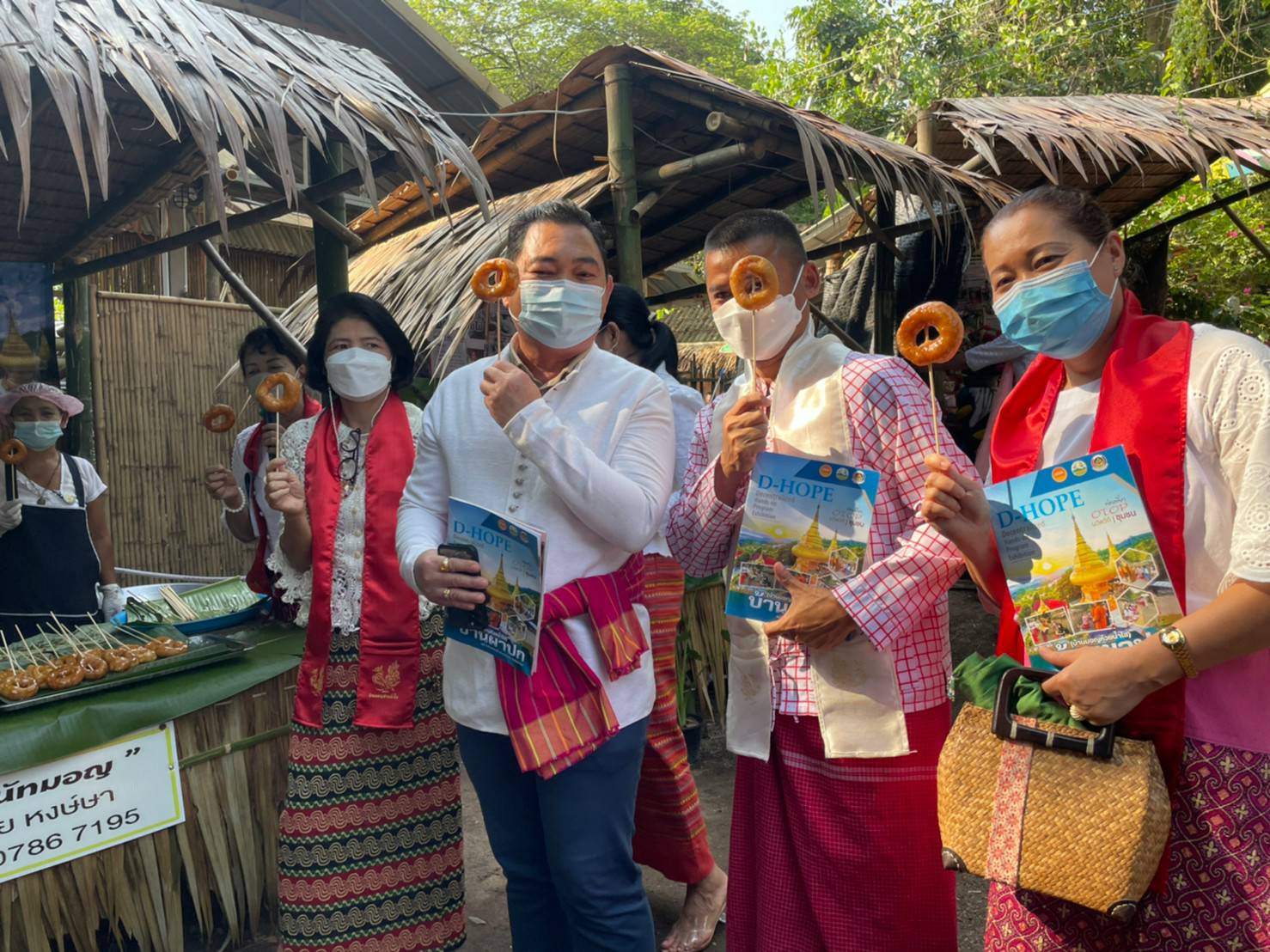 ?จังหวัดราชบุรี เปิดหมู่บ้าน OTOP นวัติวิถี ส่งเสริมท่องเที่ยวชุมชน กระตุ้นเศรษฐกิจฐานราก (บ้านมอญห้วยน้ำใส) หมู่ที่ 3 ตำบลสวนผึ้ง อำเภอสวนผึ้ง จังหวัดราชบุรี ตามโครงการส่งเสริมกระบวนการพัฒนาเศรษฐกิจฐานรากชุมชนท่องเที่ยวด้วยแนวคิดการจัดกิจกรรมส่งเสริมการเรียนรู้ที่นักท่องเที่ยวลงมือปฏิบัติ (D-HOPE)  ? ?