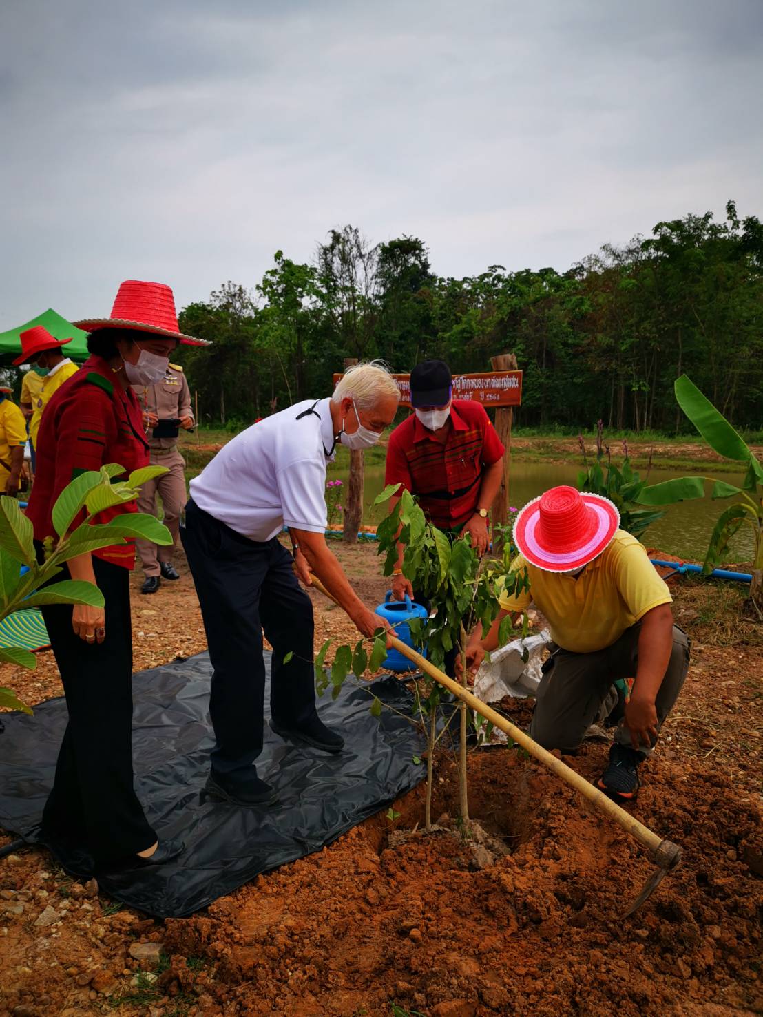 ?จังหวัดราชบุรี-พช.ราชบุรี ร่วมต้อนรับ การทัศนศึกษาดูงาน ของคณะกรรมาธิการและคณะอนุกรรมาธิการติดตามการใช้จ่ายเงินกู้ตามพระราชกำหนดให้อำนาจกระทรวงการคลังกู้เงิน เพื่อแก้ไขปัญหา เยียวยา และฟื้นฟูเศรษฐกิจ และสังคมที่ได้รับผลกระทบจากการระบาดของโรคติดเชื้อไวรัสโคโรนา 2019 พ.ศ. 2563