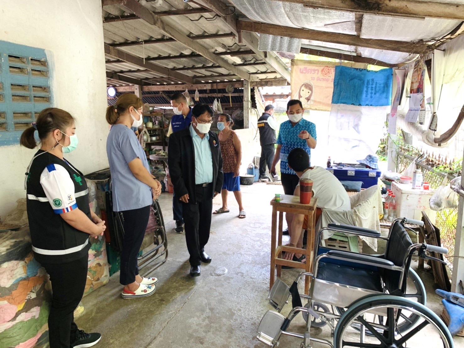 ⭐️นายอำเภอปากท่อ เยี่ยมเยียน มอบรถเข็นสำหรับคนพิการและเครื่องอุปโภคบริโภค ให้ความช่วยเหลือครัวเรือนยากจนเป้าหมาย ตามโครงการขจัดความยากจนและพัฒนาคนทุกช่วงวัยอย่างยั่งยืนตามหลักปรัชญาของเศรษฐกิจพอเพียง⭐️