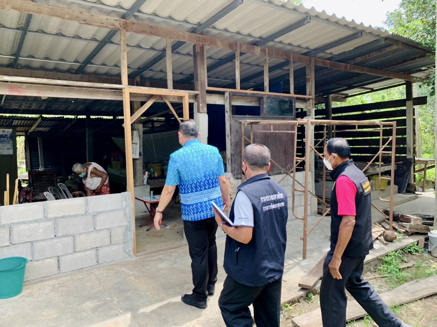 ⭐️นายอำเภอปากท่อ เยี่ยมเยียน มอบรถเข็นสำหรับคนพิการและเครื่องอุปโภคบริโภค ให้ความช่วยเหลือครัวเรือนยากจนเป้าหมาย ตามโครงการขจัดความยากจนและพัฒนาคนทุกช่วงวัยอย่างยั่งยืนตามหลักปรัชญาของเศรษฐกิจพอเพียง⭐️