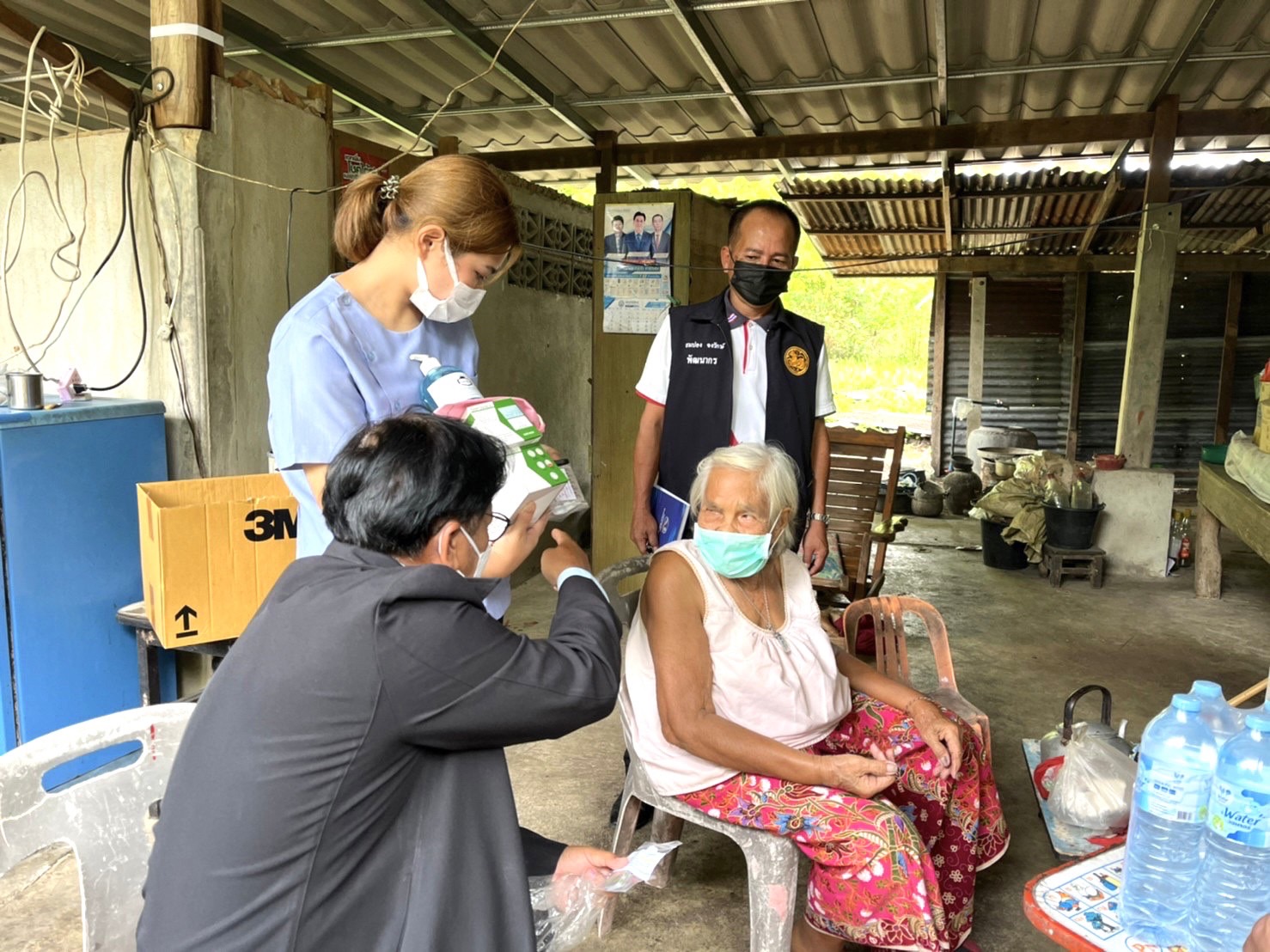 ⭐️นายอำเภอปากท่อ เยี่ยมเยียน มอบรถเข็นสำหรับคนพิการและเครื่องอุปโภคบริโภค ให้ความช่วยเหลือครัวเรือนยากจนเป้าหมาย ตามโครงการขจัดความยากจนและพัฒนาคนทุกช่วงวัยอย่างยั่งยืนตามหลักปรัชญาของเศรษฐกิจพอเพียง⭐️