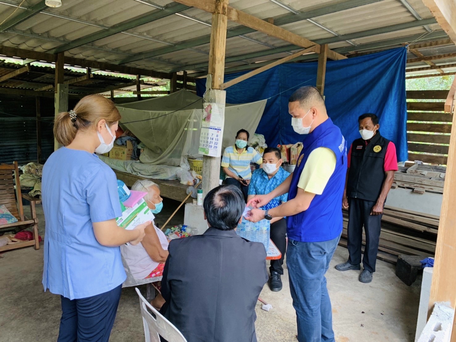 ⭐️นายอำเภอปากท่อ เยี่ยมเยียน มอบรถเข็นสำหรับคนพิการและเครื่องอุปโภคบริโภค ให้ความช่วยเหลือครัวเรือนยากจนเป้าหมาย ตามโครงการขจัดความยากจนและพัฒนาคนทุกช่วงวัยอย่างยั่งยืนตามหลักปรัชญาของเศรษฐกิจพอเพียง⭐️