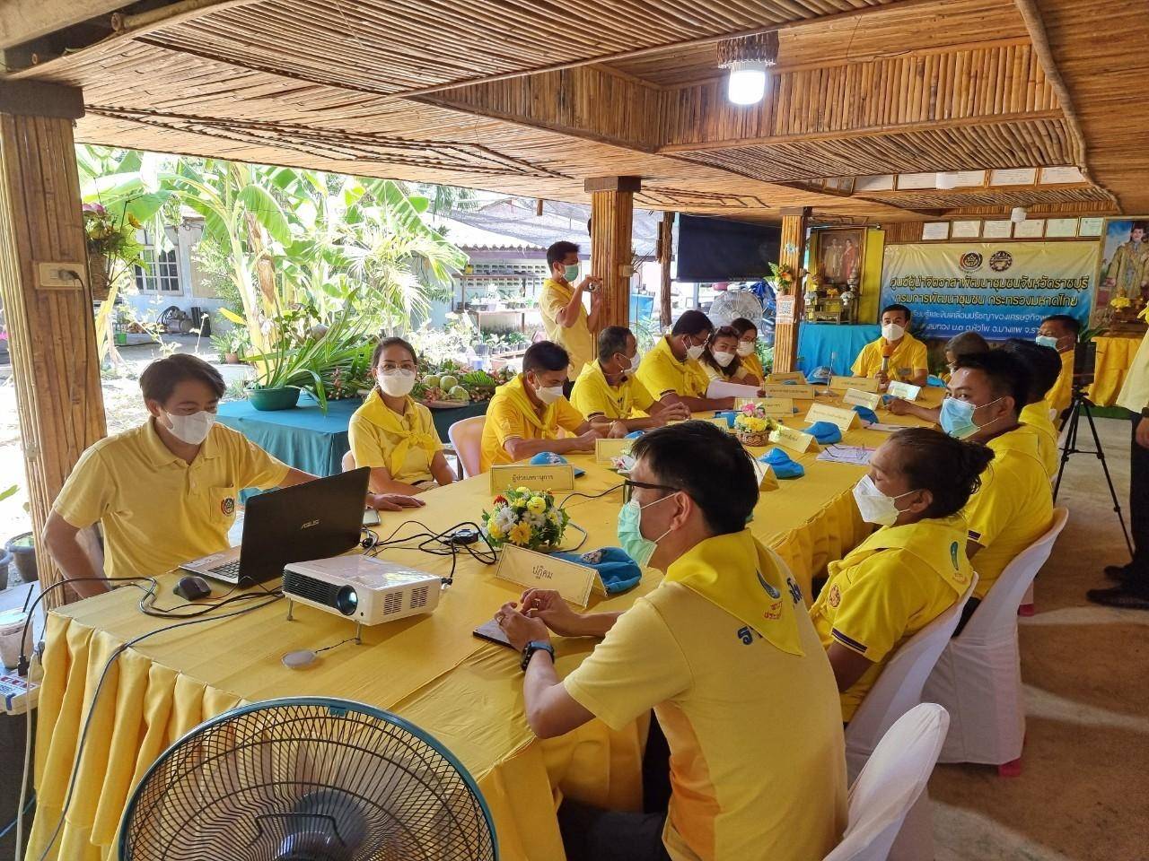 ? พช ราชบุรี นำทีมผู้นำจิตอาสาพัฒนาชุมชน ร่วมประกวดผู้นำจิตอาสาพัฒนาชุมชนดีเด่น ปี 2565 ระดับเขตตรวจราชการที่ 3 ผ่านระบบออนไลน์ ภายใต้ Motto “1 หมู่บ้านสามารถดูแลได้ทั้งตำบล สร้างความมั่นคงทางด้านอาหาร ด้วยหลักปรัชญาของเศรษฐกิจพอเพียง”