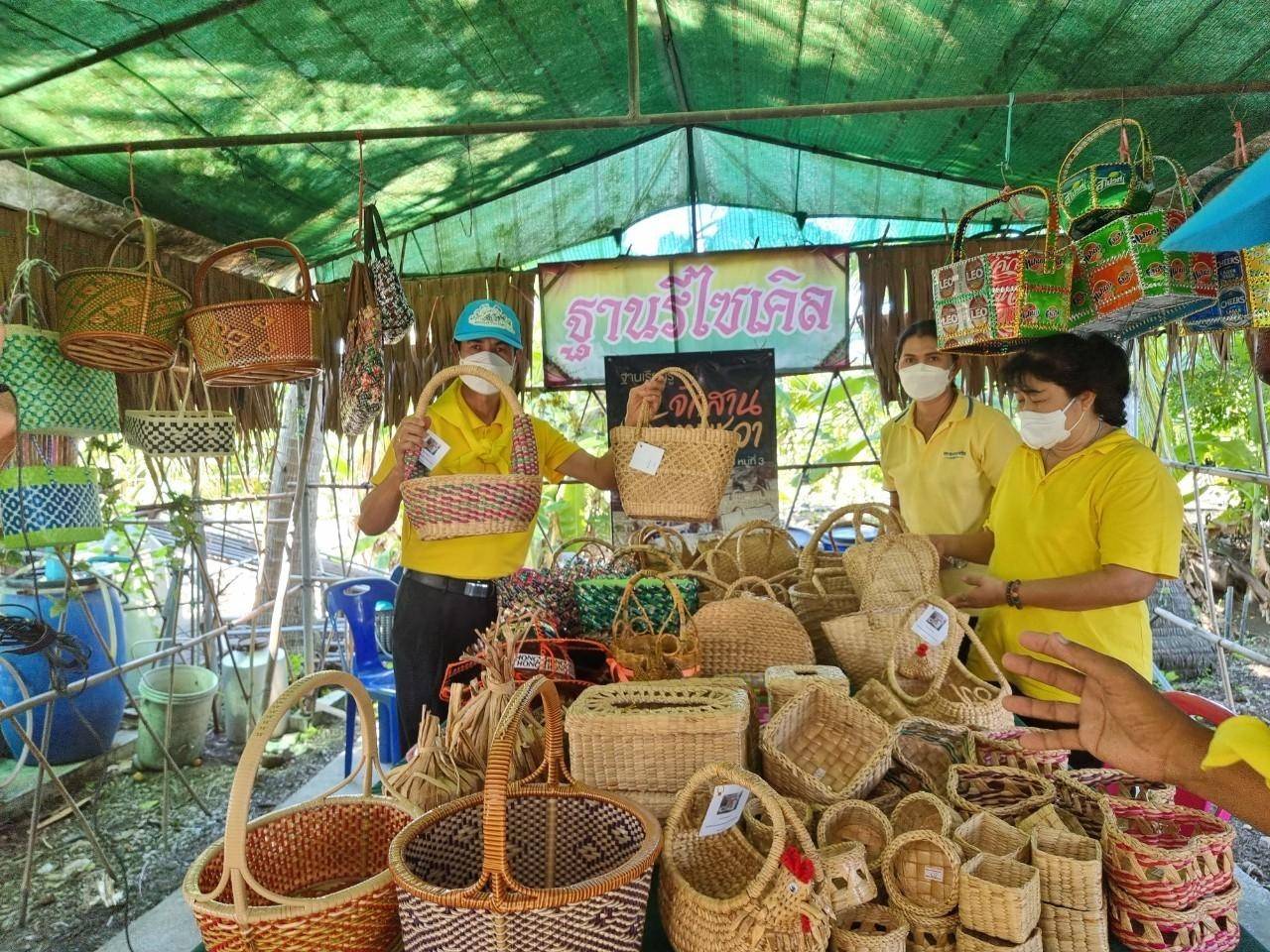 ? พช ราชบุรี นำทีมผู้นำจิตอาสาพัฒนาชุมชน ร่วมประกวดผู้นำจิตอาสาพัฒนาชุมชนดีเด่น ปี 2565 ระดับเขตตรวจราชการที่ 3 ผ่านระบบออนไลน์ ภายใต้ Motto “1 หมู่บ้านสามารถดูแลได้ทั้งตำบล สร้างความมั่นคงทางด้านอาหาร ด้วยหลักปรัชญาของเศรษฐกิจพอเพียง”