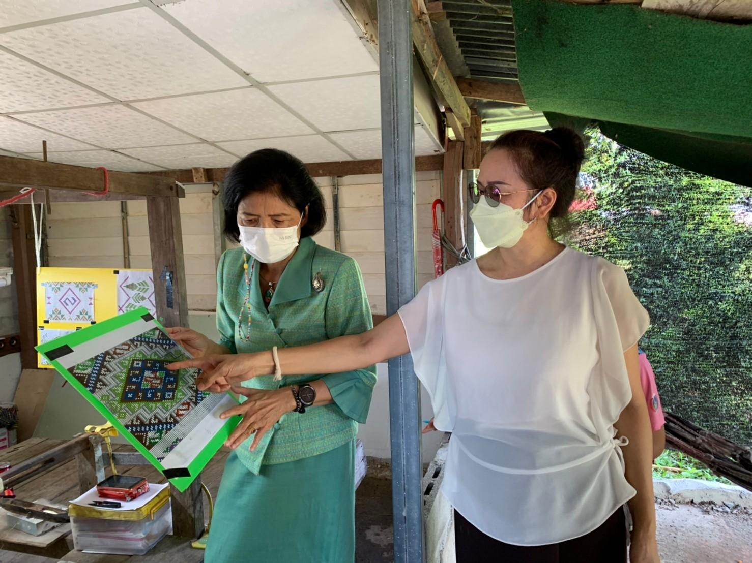 ? พช.ราชบุรี ลงพื้นที่ติดตามความก้าวหน้า ในการทอผ้าลายพระราชทาน “ผ้าขิดลายนารีรัตนราชกัญญา” เพื่อเข้าร่วมการประกวดลายผ้าพระราชทาน ตามพระดำริสมเด็จพระเจ้าลูกเธอ เจ้าฟ้าสิริวัณณวรี นารีรัตนราชกัญญา ในพื้นที่อำเภอจอมบึง จังหวัดราชบุรี