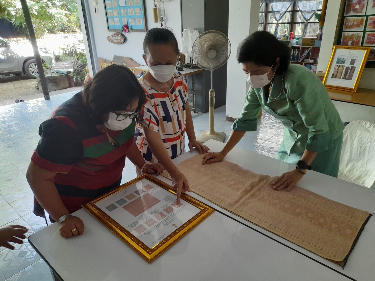 ? พช.ราชบุรี ลงพื้นที่ติดตามความก้าวหน้า ในการทอผ้าลายพระราชทาน “ผ้าขิดลายนารีรัตนราชกัญญา” เพื่อเข้าร่วมการประกวดลายผ้าพระราชทาน ตามพระดำริสมเด็จพระเจ้าลูกเธอ เจ้าฟ้าสิริวัณณวรี นารีรัตนราชกัญญา ในพื้นที่อำเภอจอมบึง จังหวัดราชบุรี