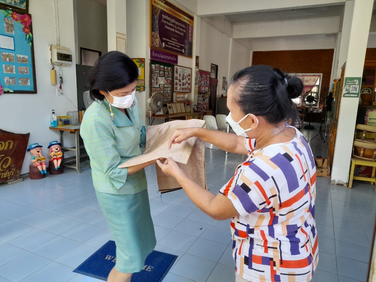 ? พช.ราชบุรี ลงพื้นที่ติดตามความก้าวหน้า ในการทอผ้าลายพระราชทาน “ผ้าขิดลายนารีรัตนราชกัญญา” เพื่อเข้าร่วมการประกวดลายผ้าพระราชทาน ตามพระดำริสมเด็จพระเจ้าลูกเธอ เจ้าฟ้าสิริวัณณวรี นารีรัตนราชกัญญา ในพื้นที่อำเภอจอมบึง จังหวัดราชบุรี