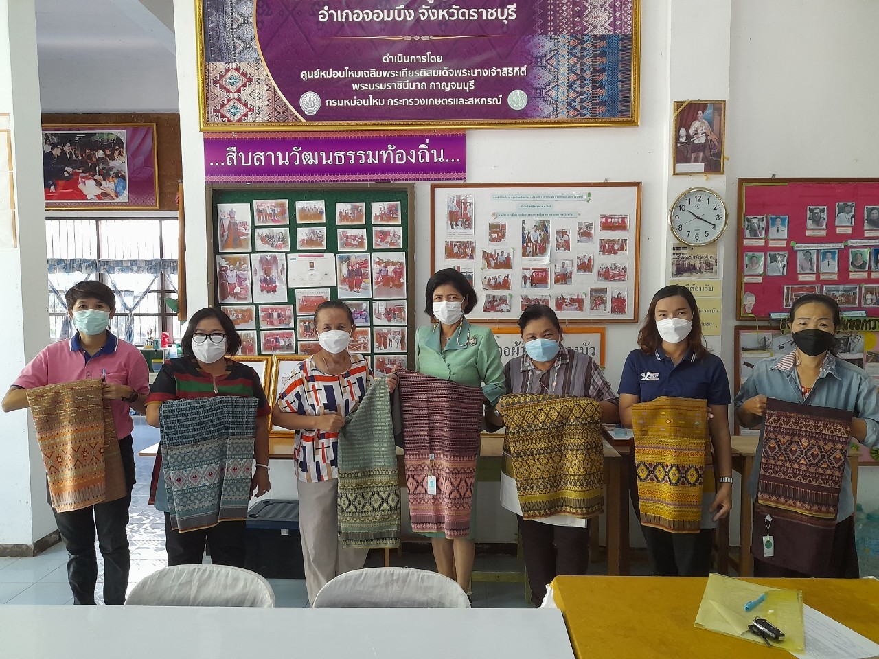 ? พช.ราชบุรี ลงพื้นที่ติดตามความก้าวหน้า ในการทอผ้าลายพระราชทาน “ผ้าขิดลายนารีรัตนราชกัญญา” เพื่อเข้าร่วมการประกวดลายผ้าพระราชทาน ตามพระดำริสมเด็จพระเจ้าลูกเธอ เจ้าฟ้าสิริวัณณวรี นารีรัตนราชกัญญา ในพื้นที่อำเภอจอมบึง จังหวัดราชบุรี