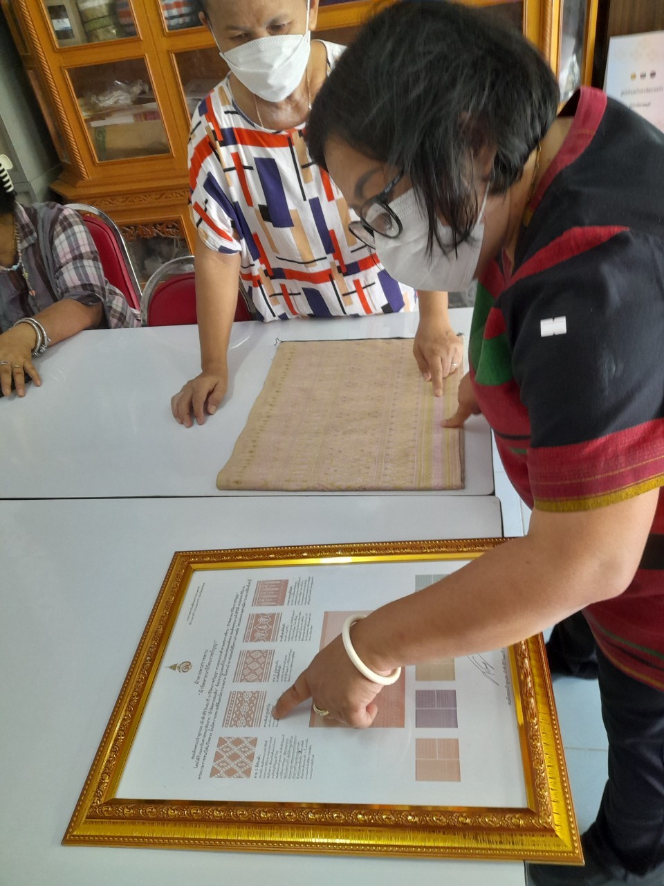 ? พช.ราชบุรี ลงพื้นที่ติดตามความก้าวหน้า ในการทอผ้าลายพระราชทาน “ผ้าขิดลายนารีรัตนราชกัญญา” เพื่อเข้าร่วมการประกวดลายผ้าพระราชทาน ตามพระดำริสมเด็จพระเจ้าลูกเธอ เจ้าฟ้าสิริวัณณวรี นารีรัตนราชกัญญา ในพื้นที่อำเภอจอมบึง จังหวัดราชบุรี