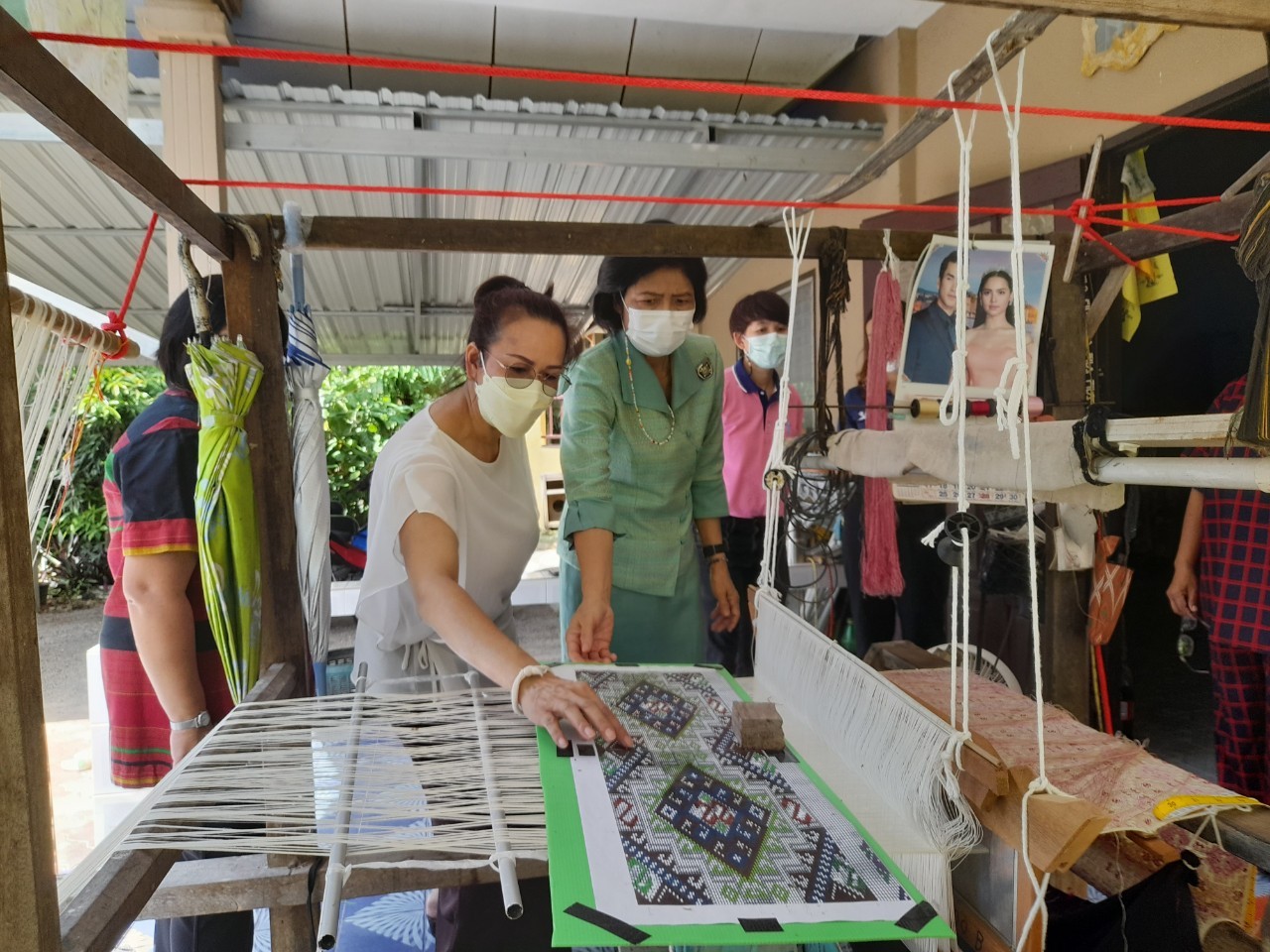 ? พช.ราชบุรี ลงพื้นที่ติดตามความก้าวหน้า ในการทอผ้าลายพระราชทาน “ผ้าขิดลายนารีรัตนราชกัญญา” เพื่อเข้าร่วมการประกวดลายผ้าพระราชทาน ตามพระดำริสมเด็จพระเจ้าลูกเธอ เจ้าฟ้าสิริวัณณวรี นารีรัตนราชกัญญา ในพื้นที่อำเภอจอมบึง จังหวัดราชบุรี