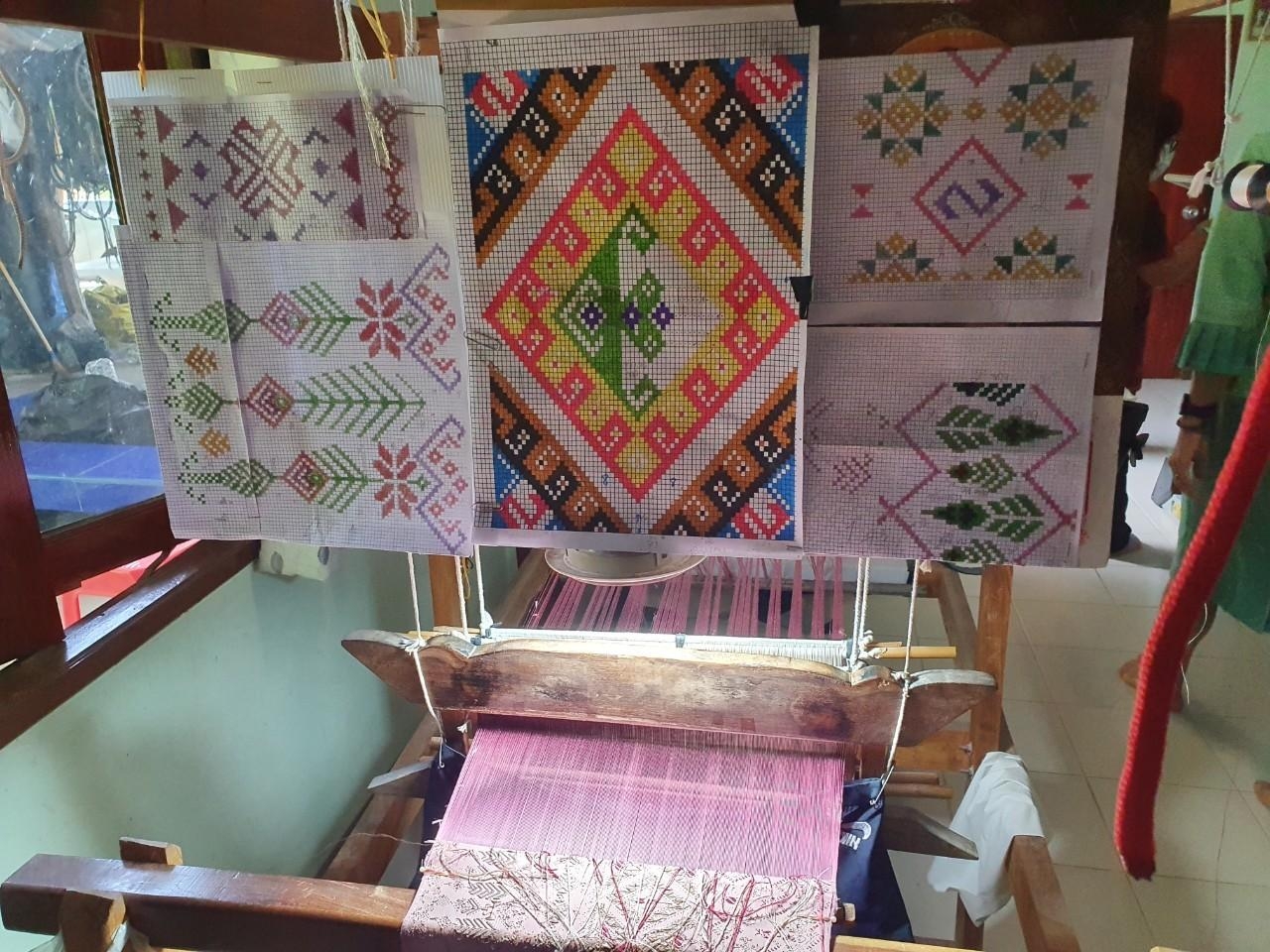 ? พช.ราชบุรี ลงพื้นที่ติดตามความก้าวหน้า ในการทอผ้าลายพระราชทาน “ผ้าขิดลายนารีรัตนราชกัญญา” เพื่อเข้าร่วมการประกวดลายผ้าพระราชทาน ตามพระดำริสมเด็จพระเจ้าลูกเธอ เจ้าฟ้าสิริวัณณวรี นารีรัตนราชกัญญา ในพื้นที่อำเภอจอมบึง จังหวัดราชบุรี